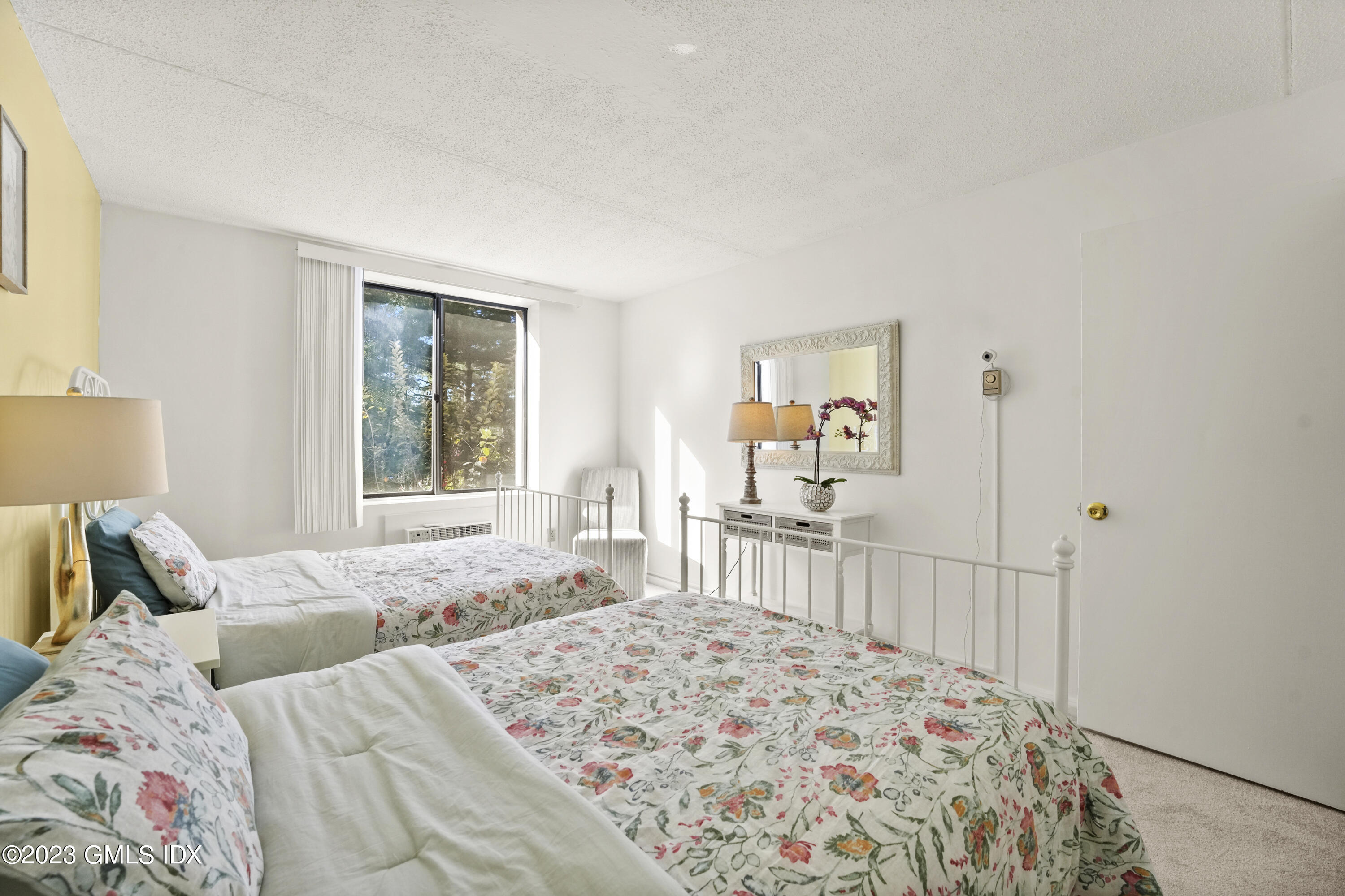 1535 E Putnam Avenue, 303