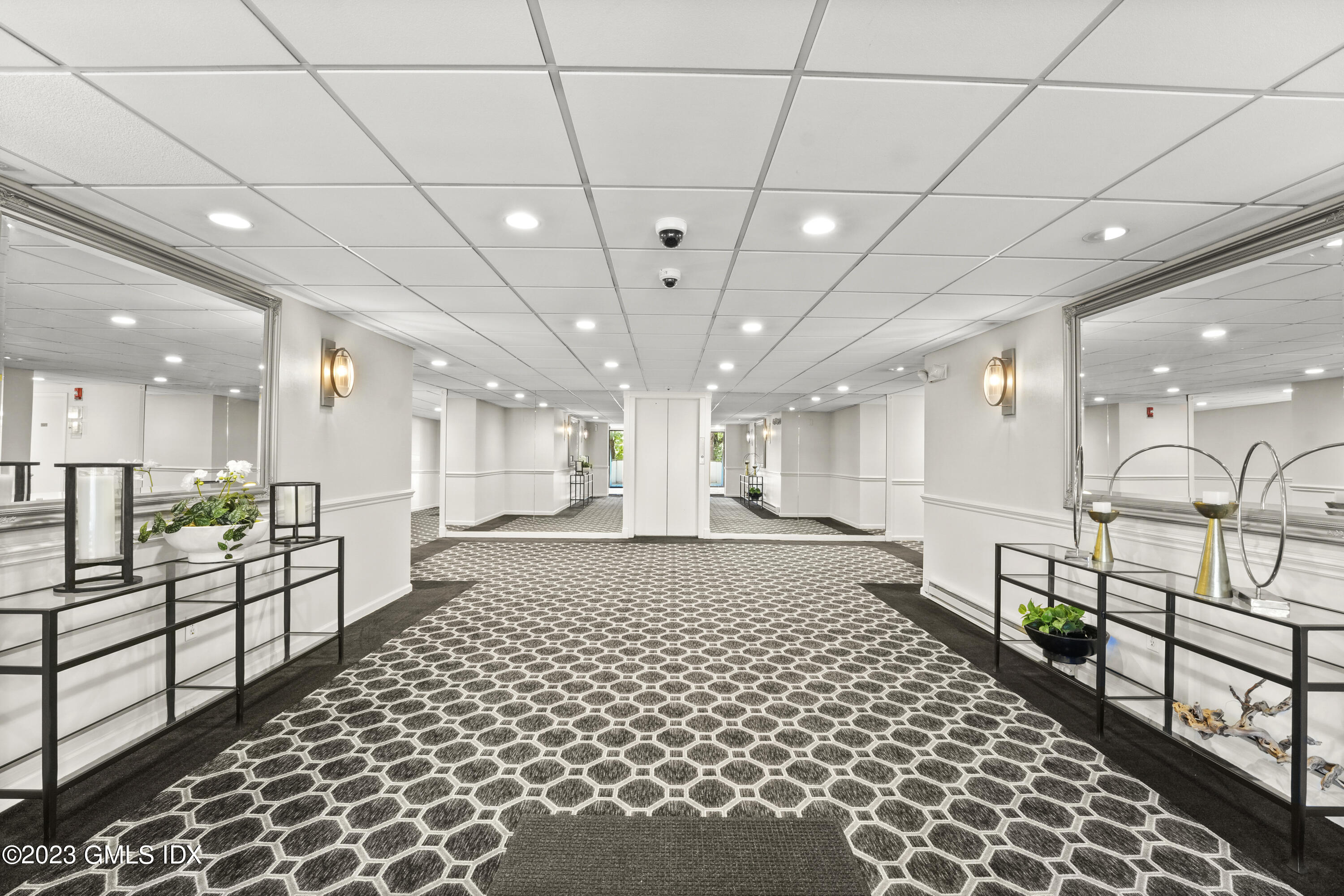 1535 E Putnam Avenue, 303