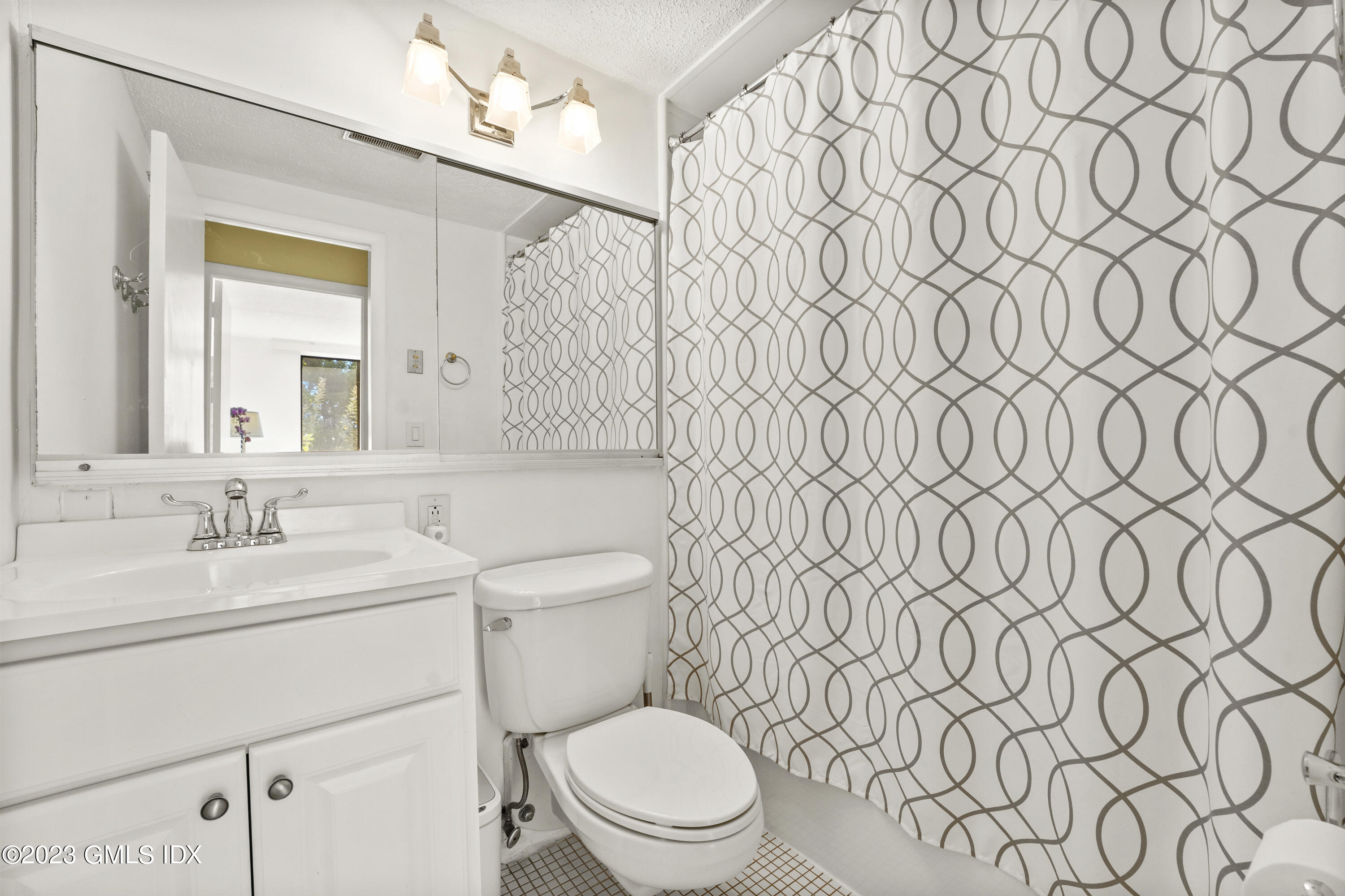 1535 E Putnam Avenue, 303