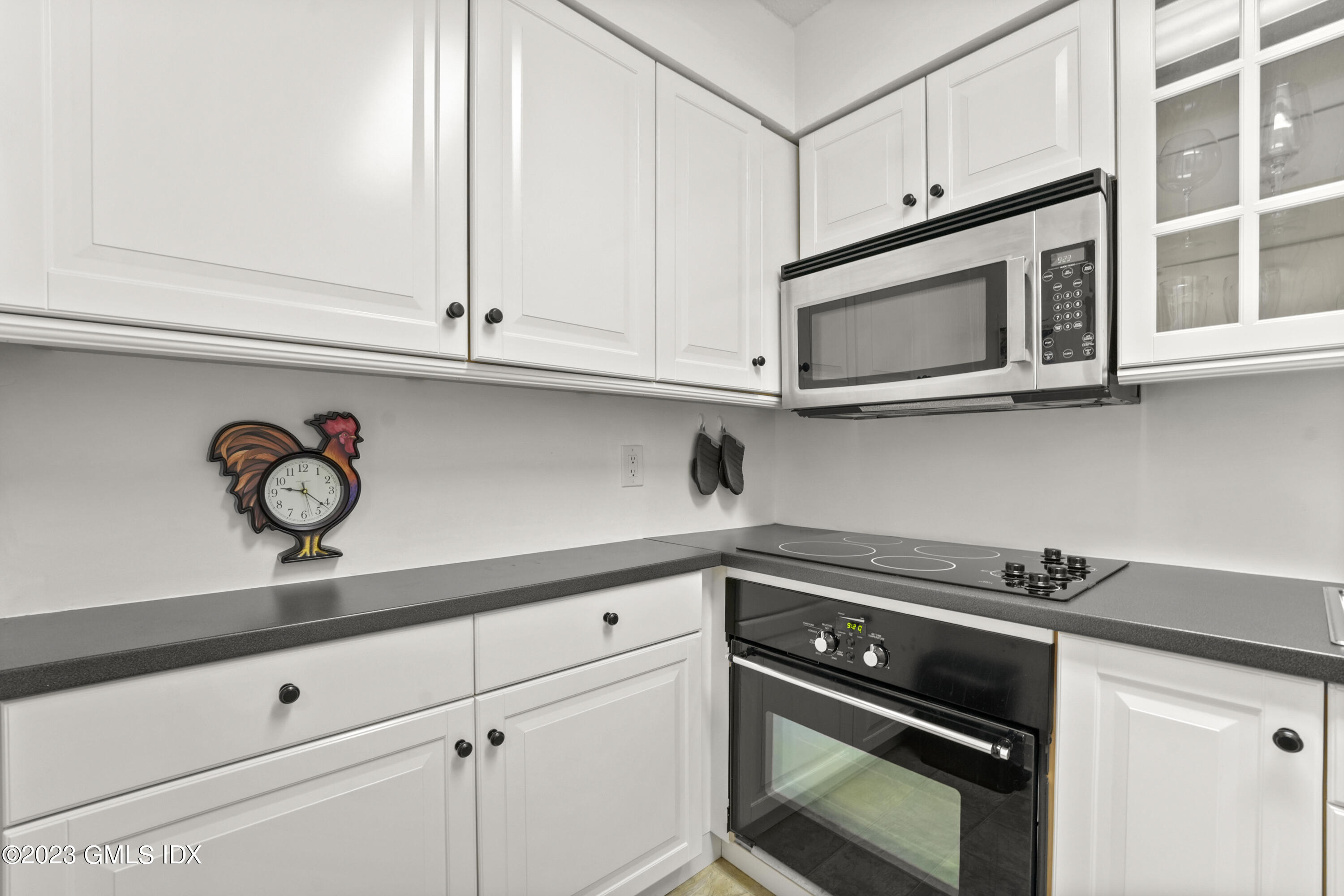 1535 E Putnam Avenue, 303