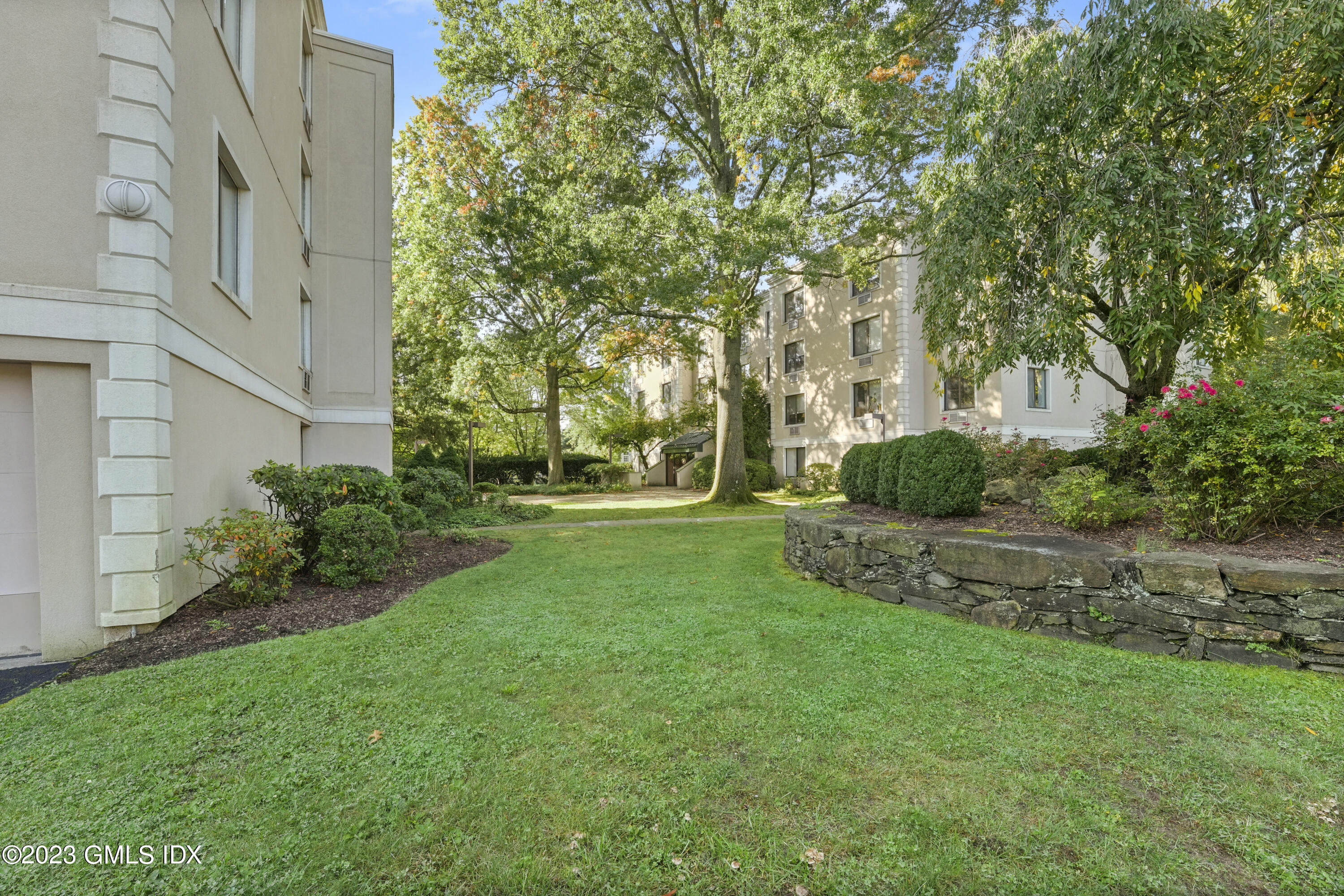 1535 E Putnam Avenue, 303