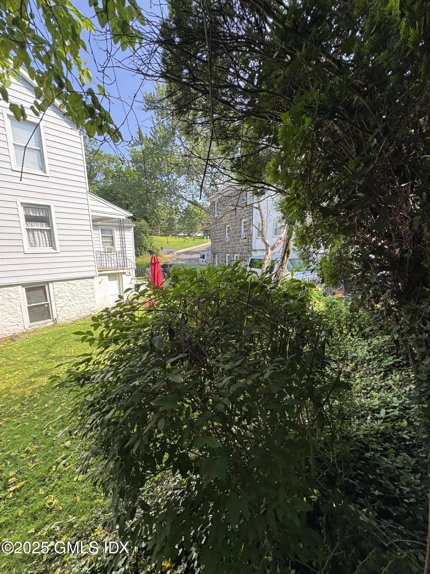 555-557 W Putnam Avenue