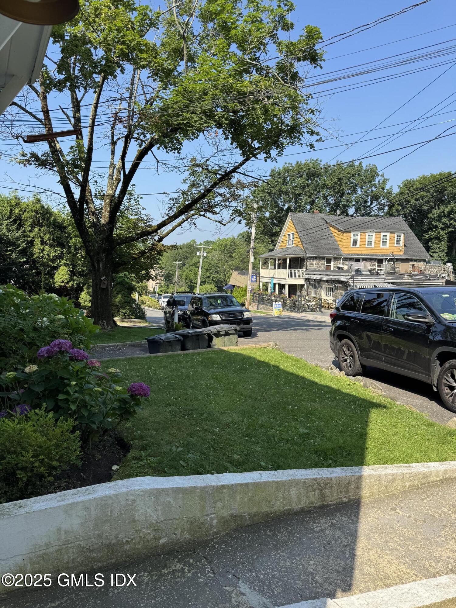 555-557 W Putnam Avenue