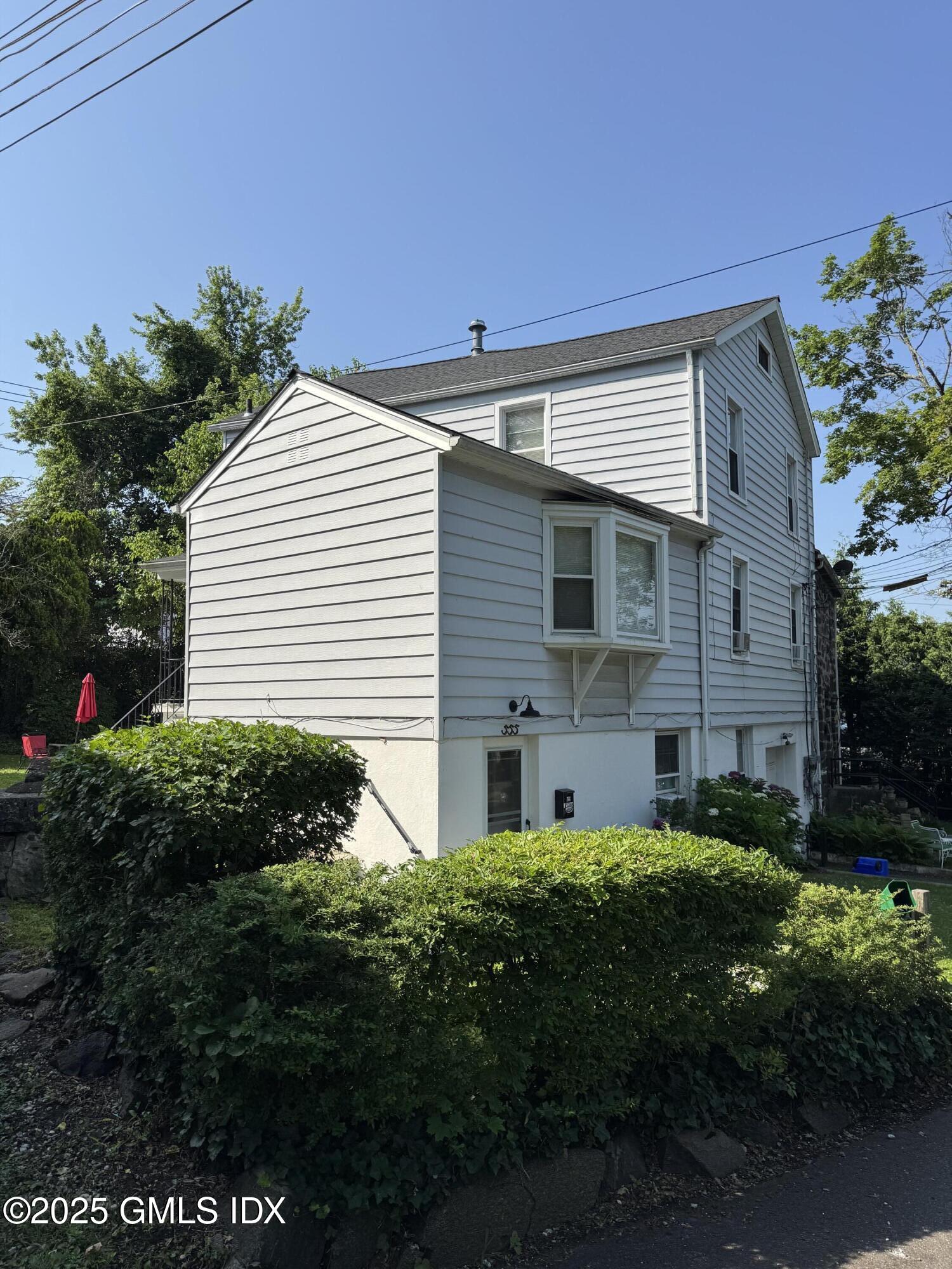 555-557 W Putnam Avenue