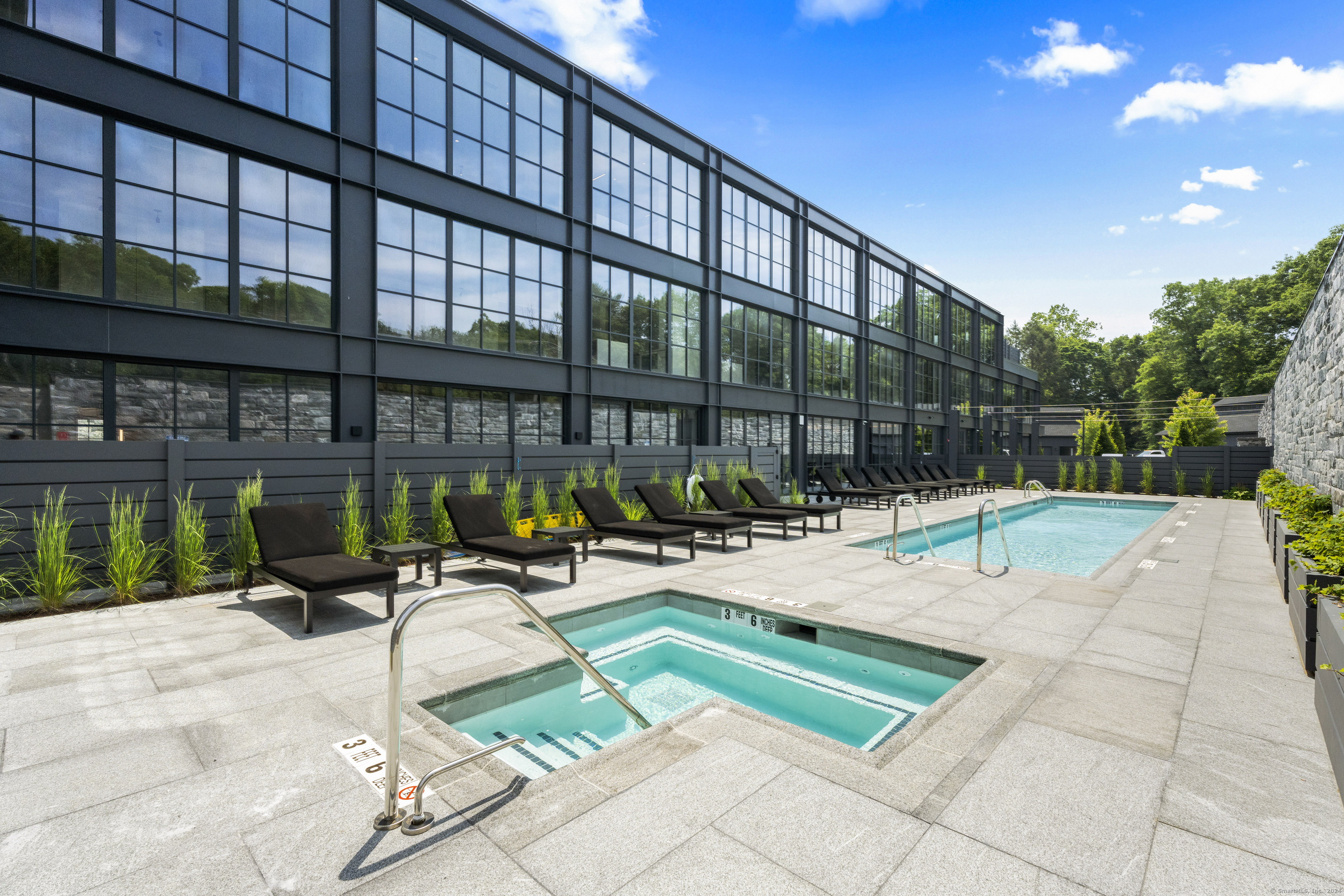 41 Richmondville Avenue 210