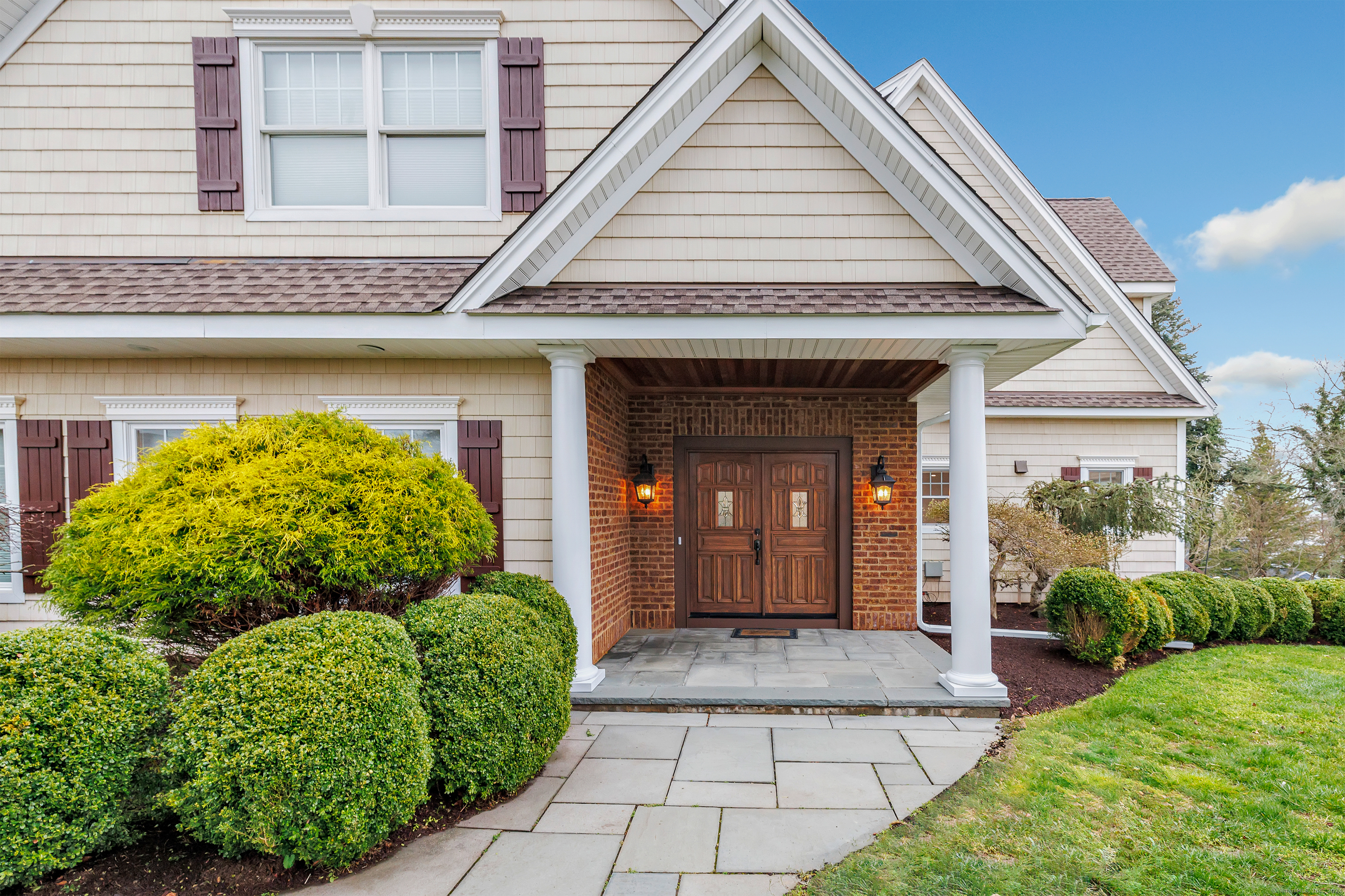 586 Bridgeview Place