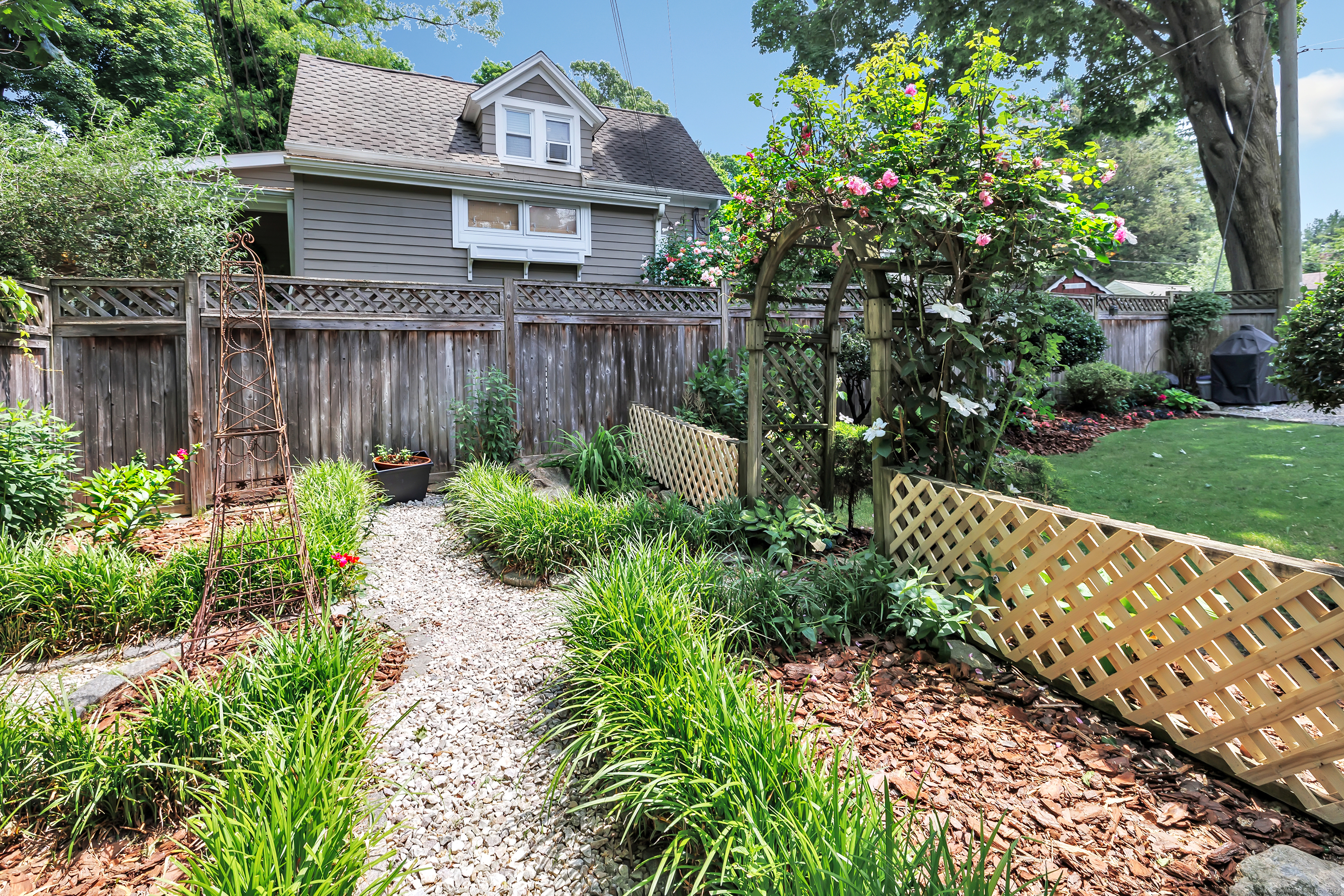 209 Compo Road South