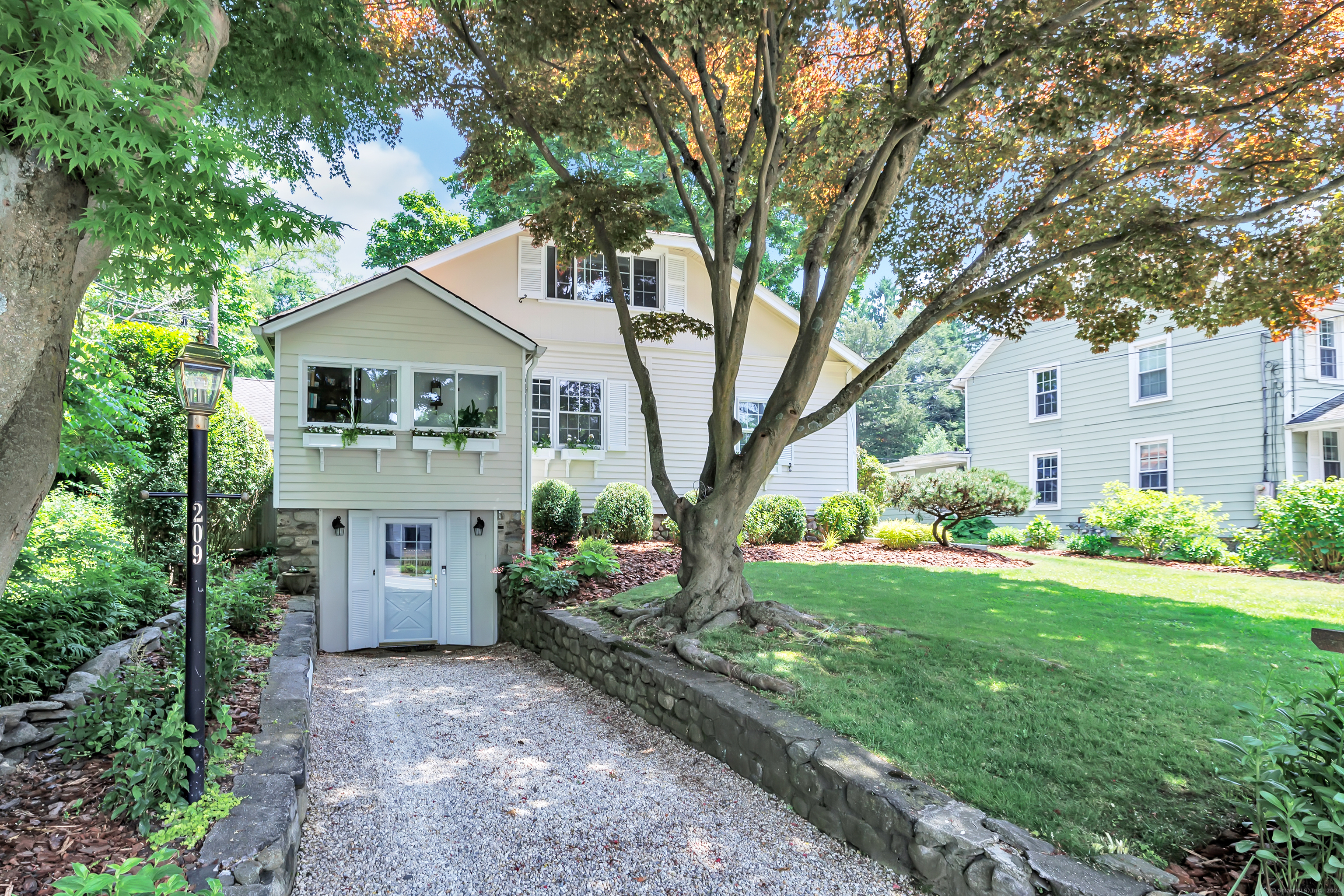 209 Compo Road South