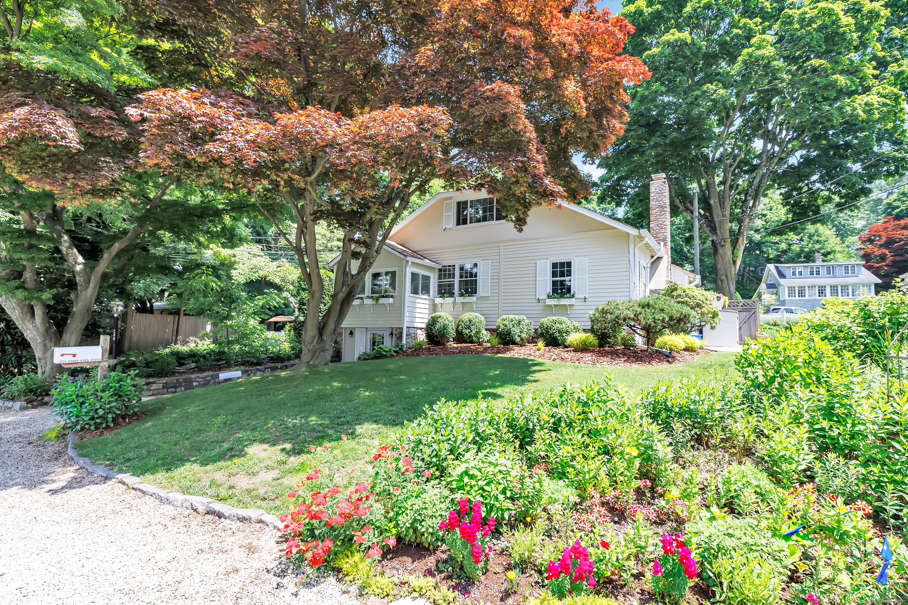 209 Compo Road South