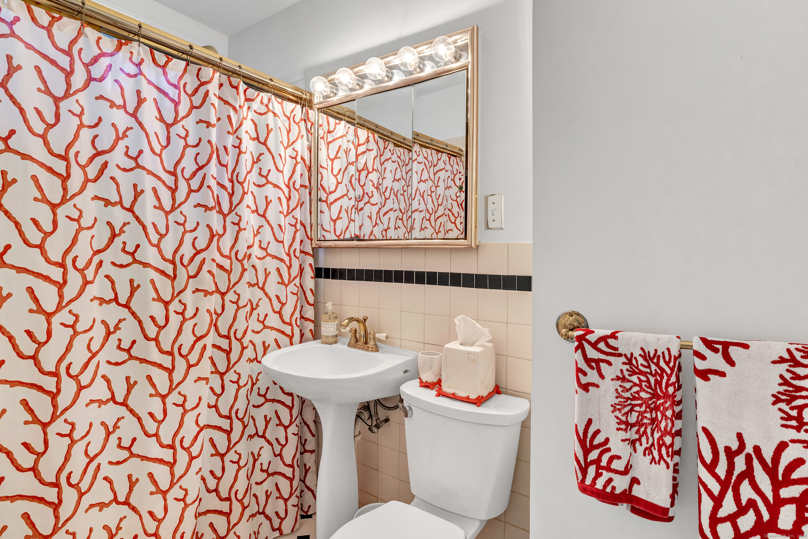 209 Compo Road South