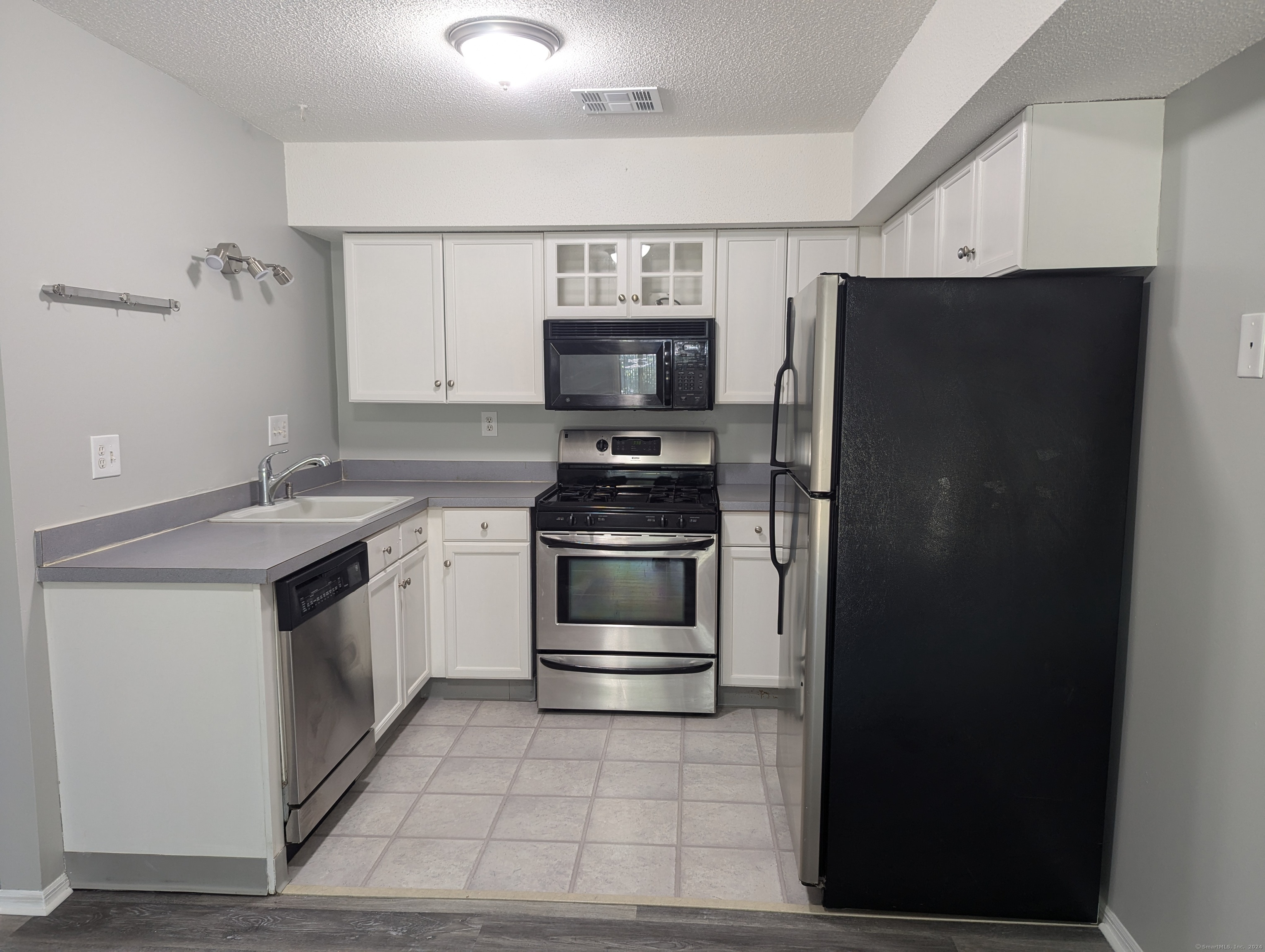 392 Elm Street APT E1