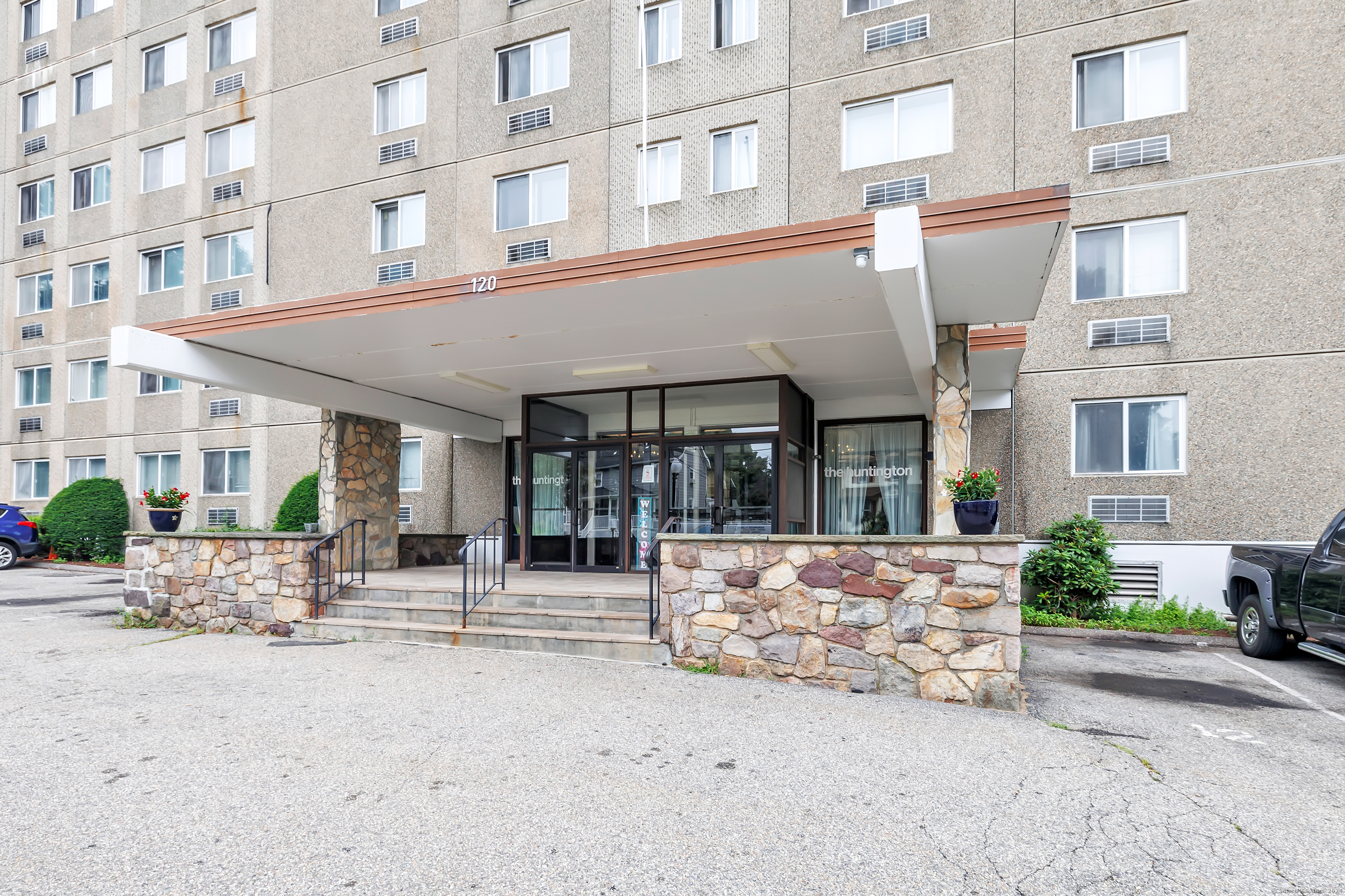 120 Huntington Turnpike 502