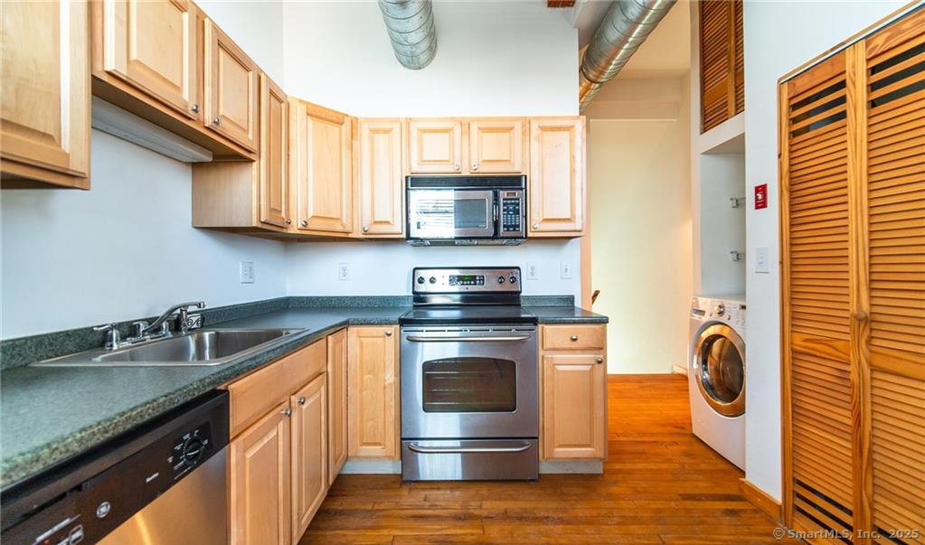 325 Lafayette Street 2204