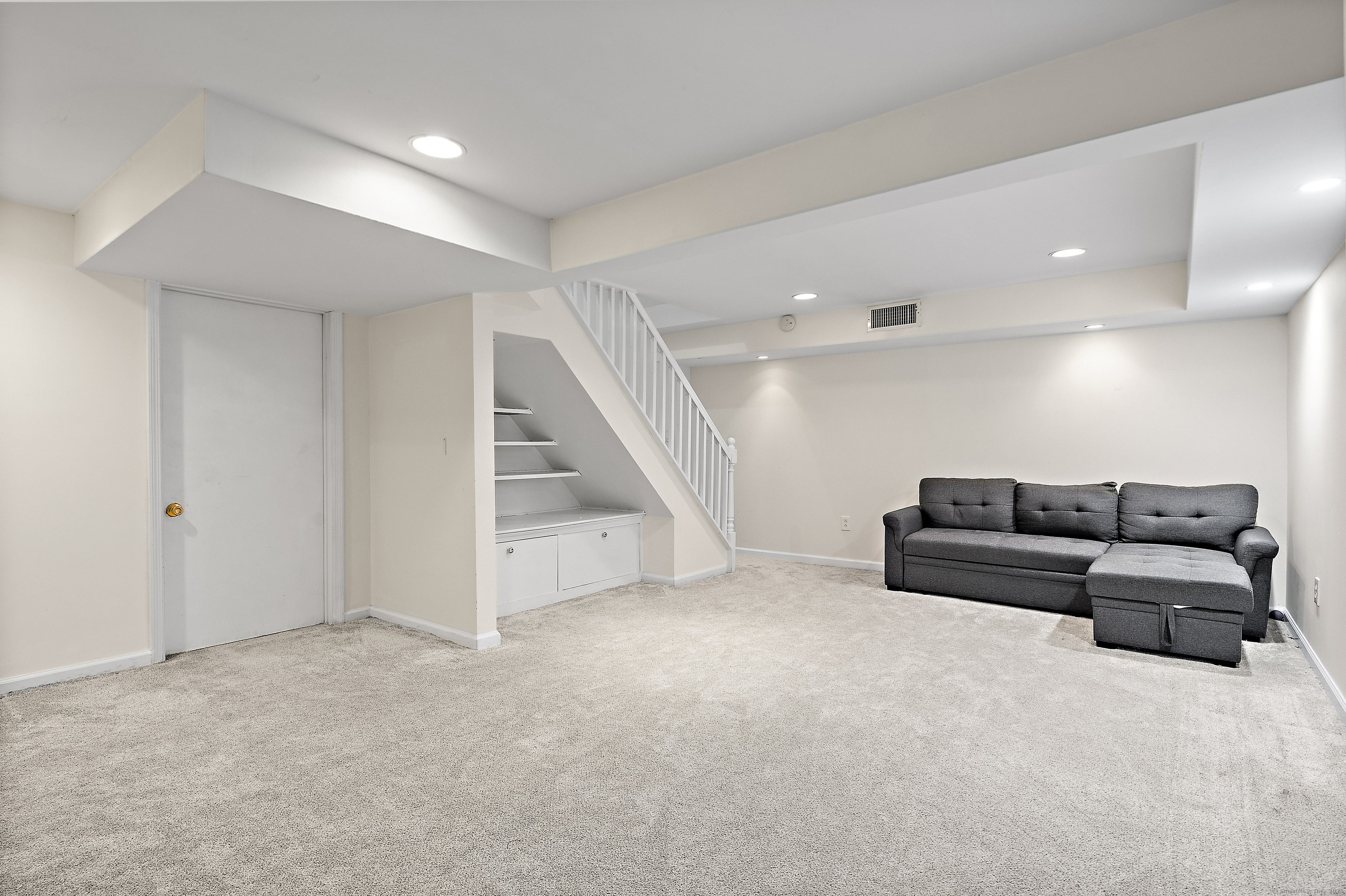 49 Regent Court