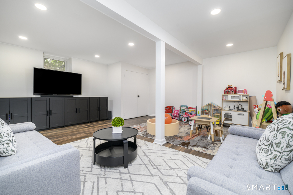 69 Maple Tree Avenue APT 2