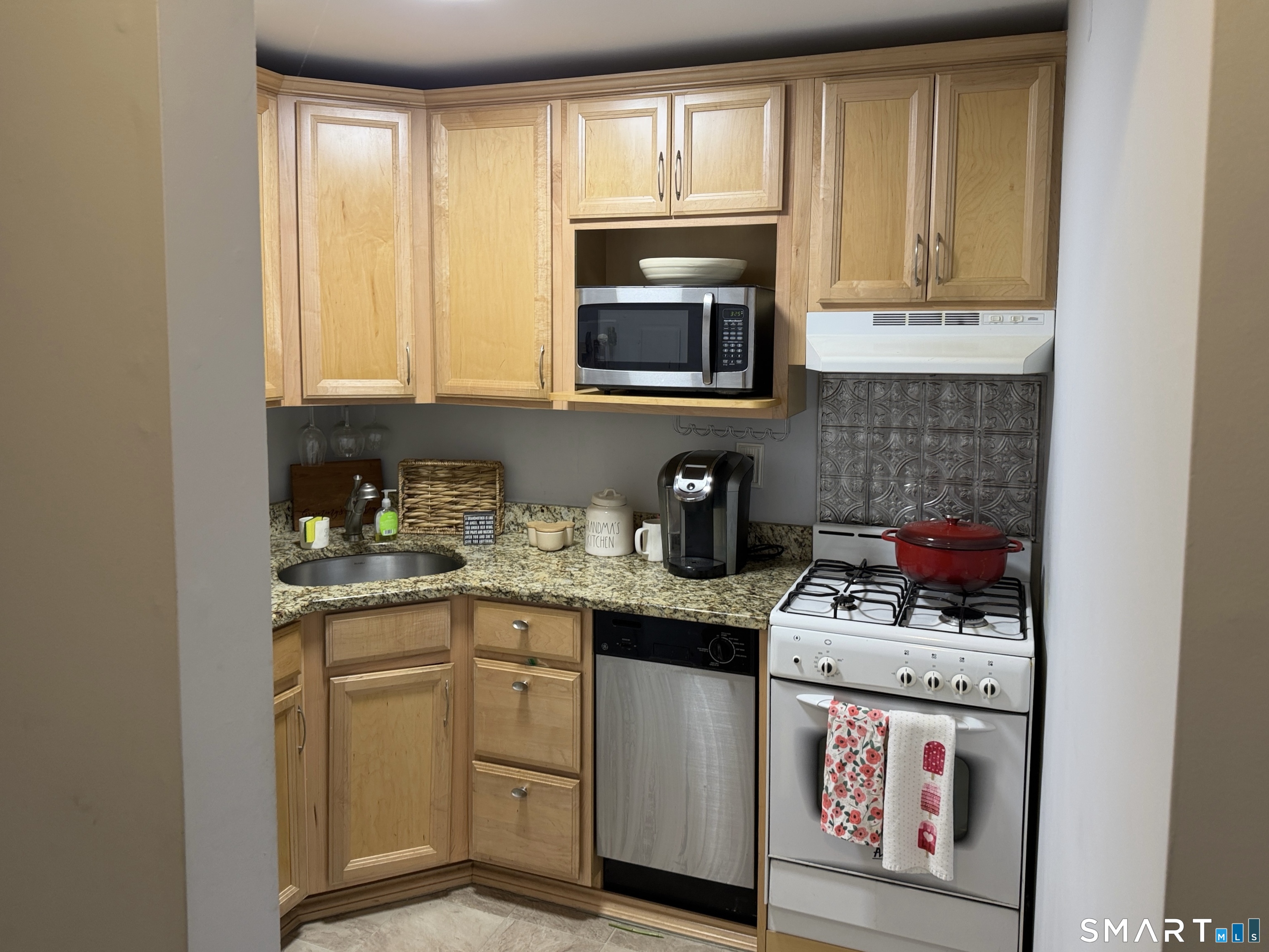 1 Peck Avenue 6