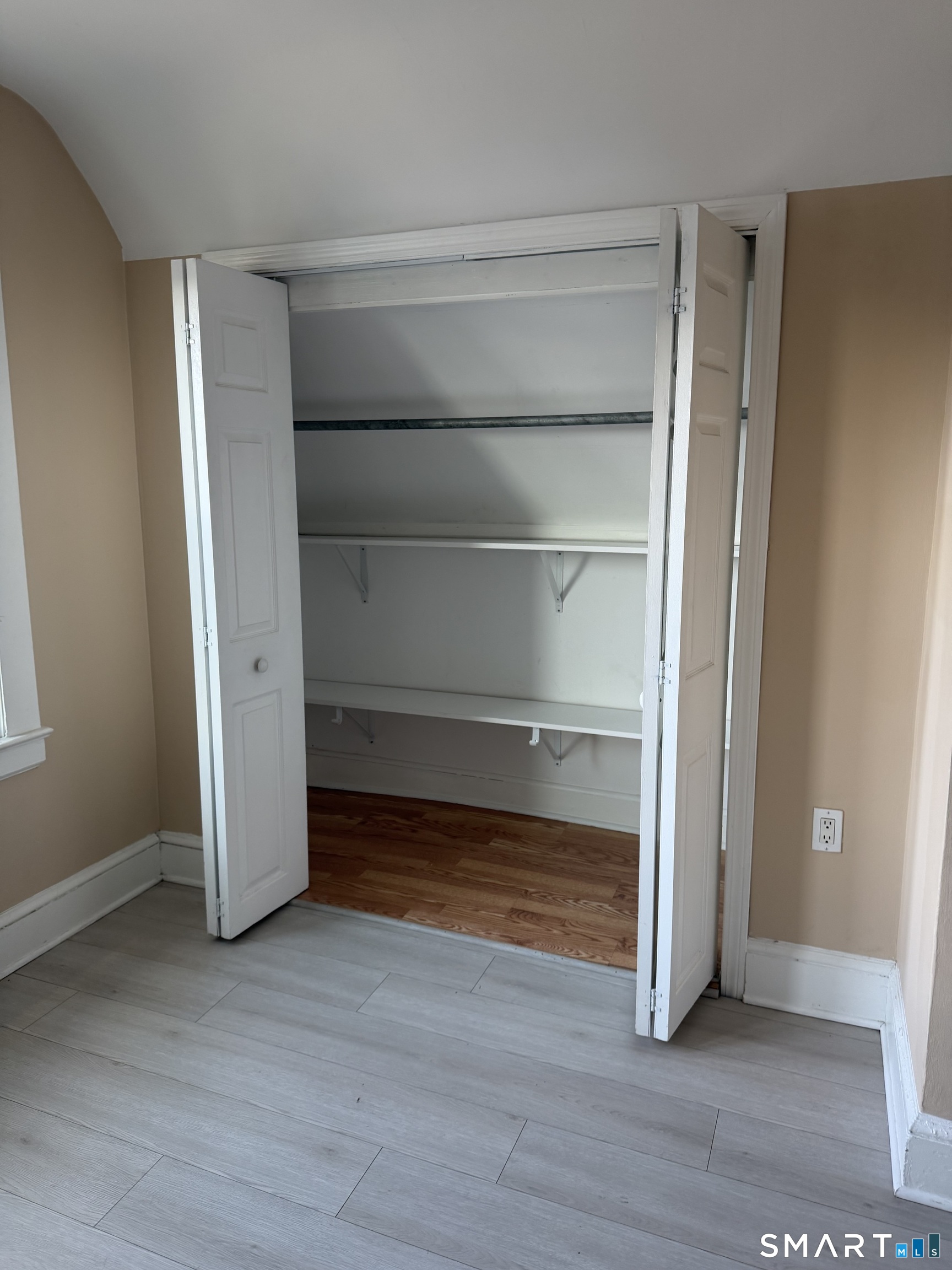220-222 3rd FL Alpine Street
