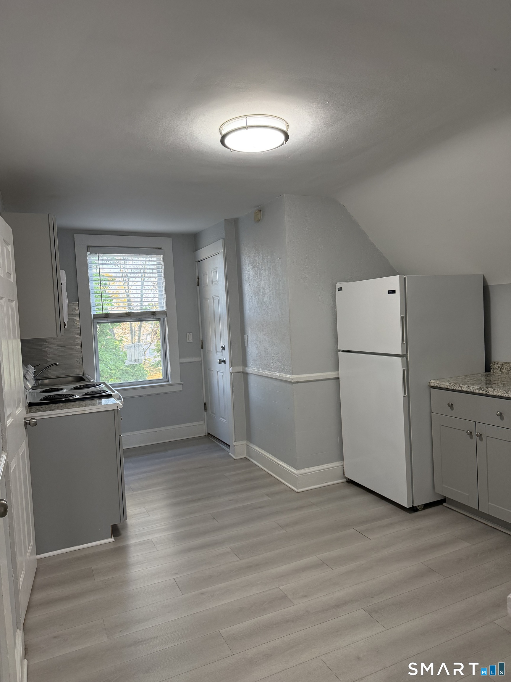 220-222 3rd FL Alpine Street