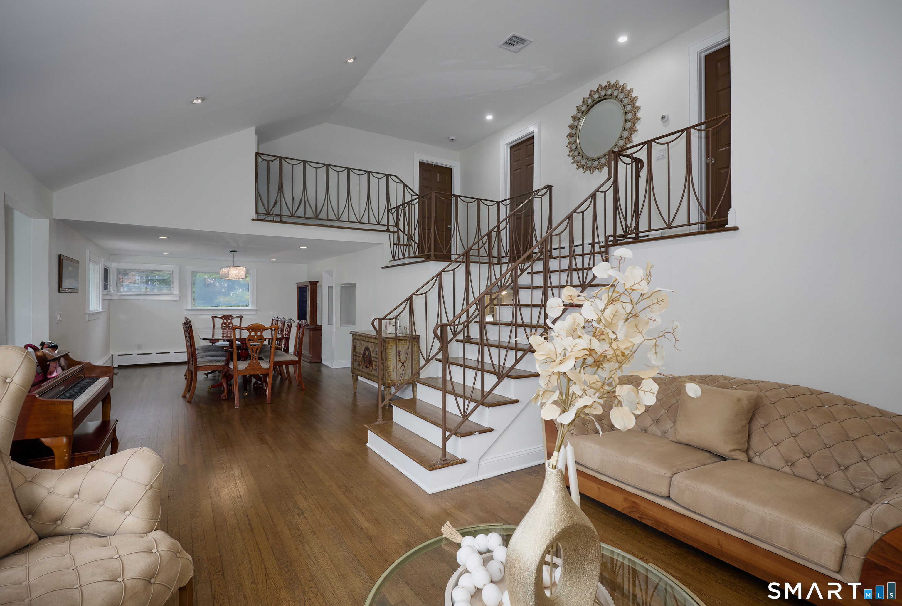 1374 Huntington Turnpike