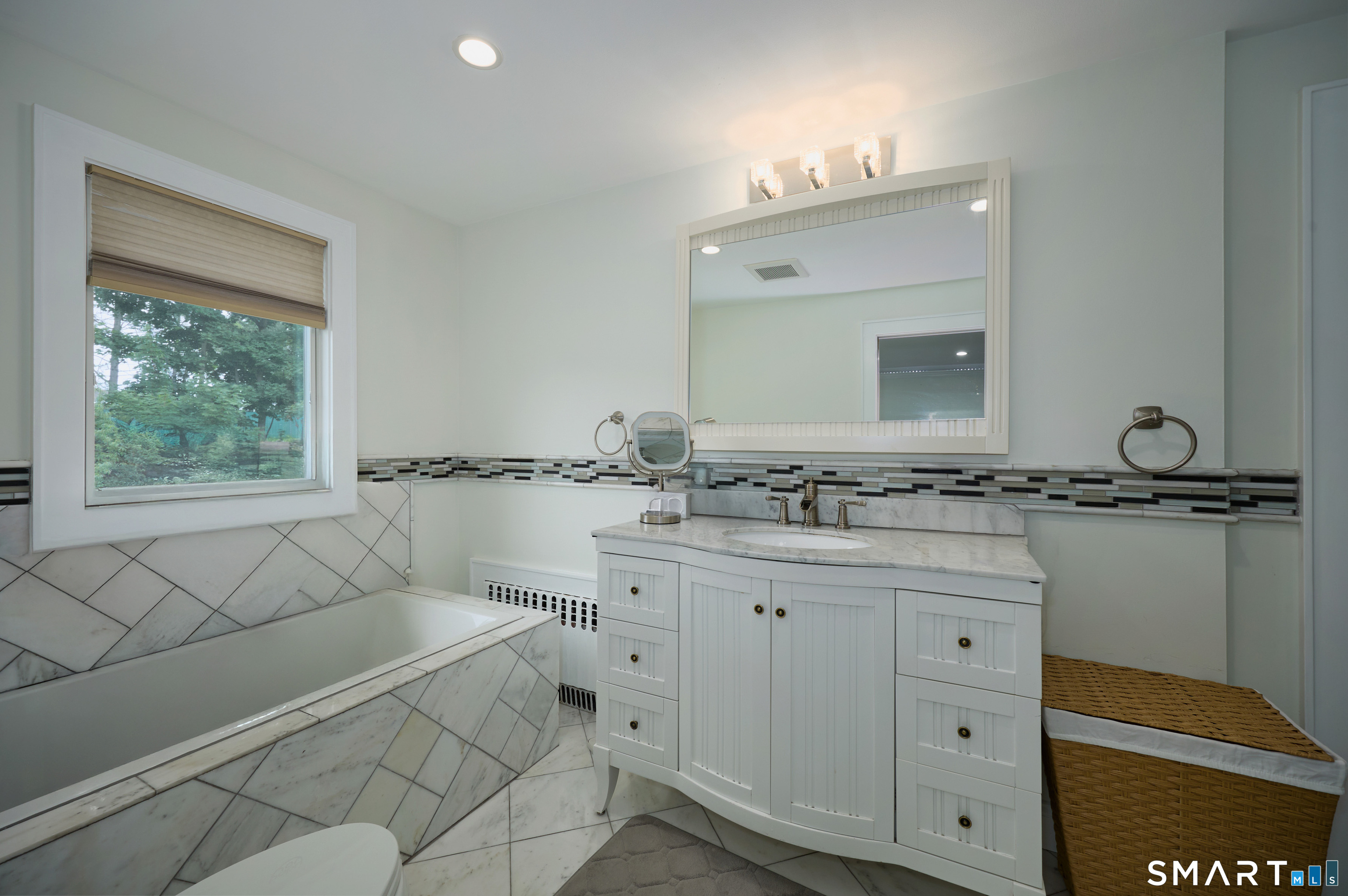 1374 Huntington Turnpike