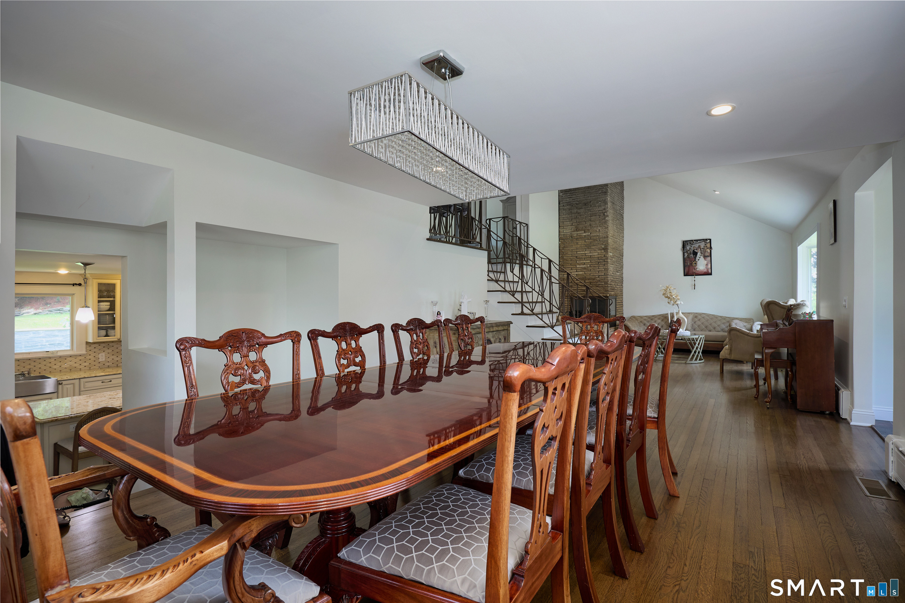 1374 Huntington Turnpike
