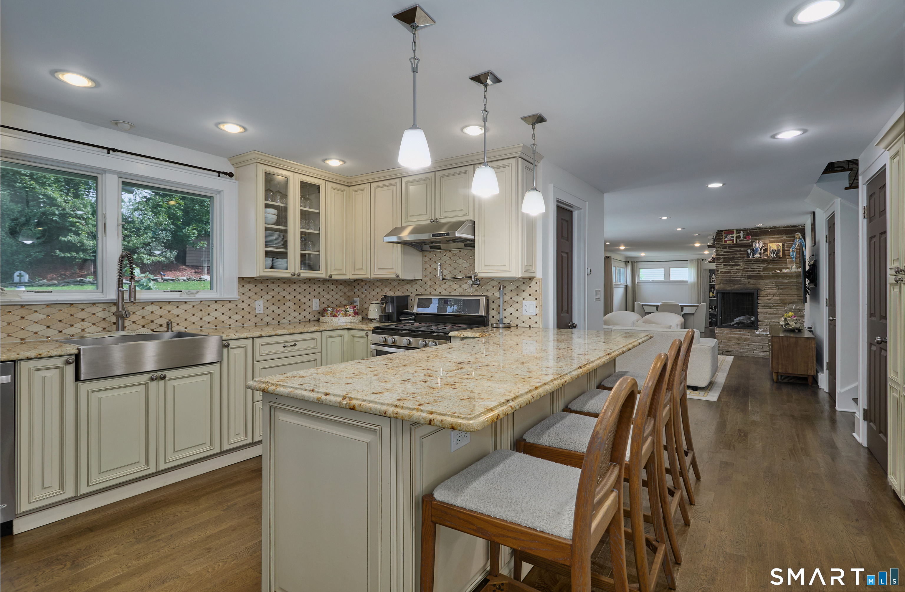 1374 Huntington Turnpike
