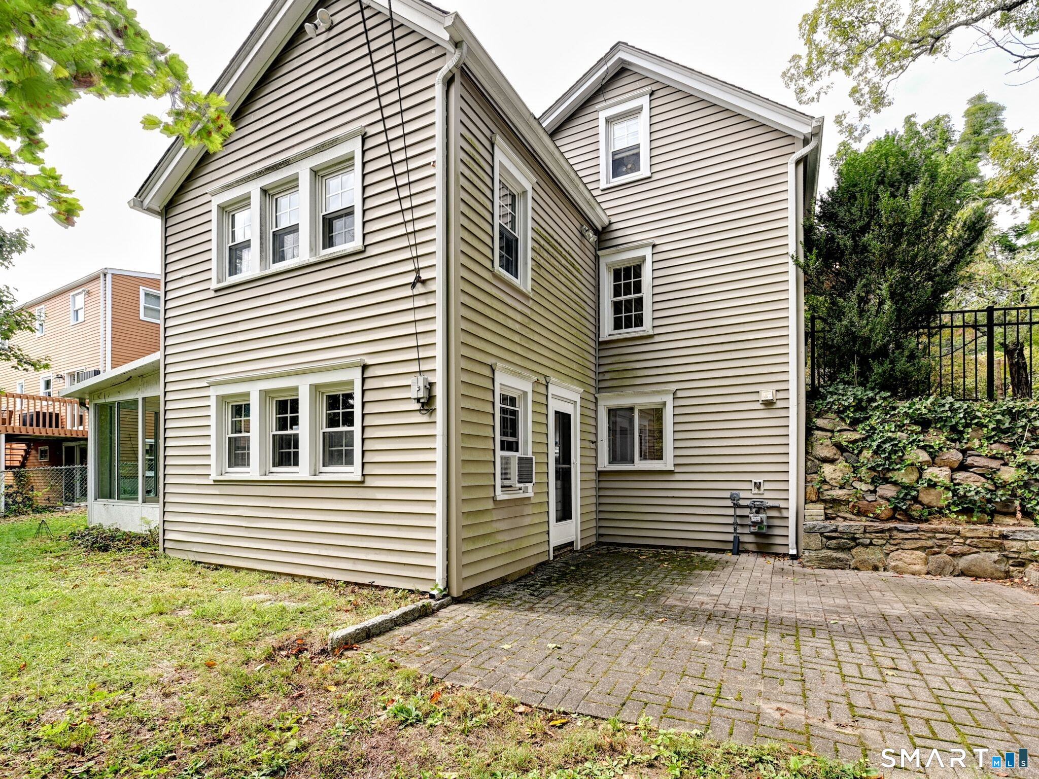 90 Weed Hill Avenue