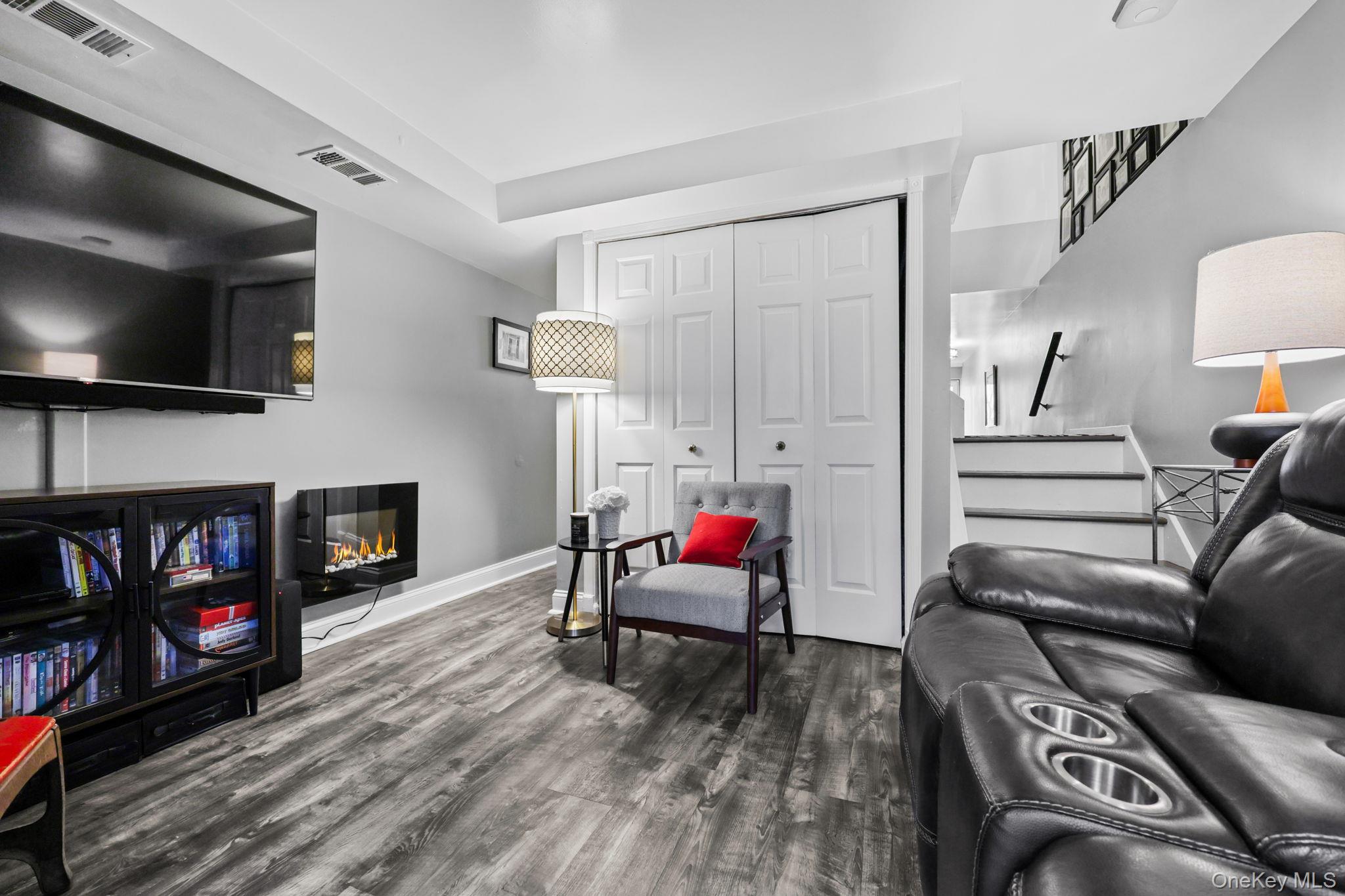 14 Washington Mews Unit: 14