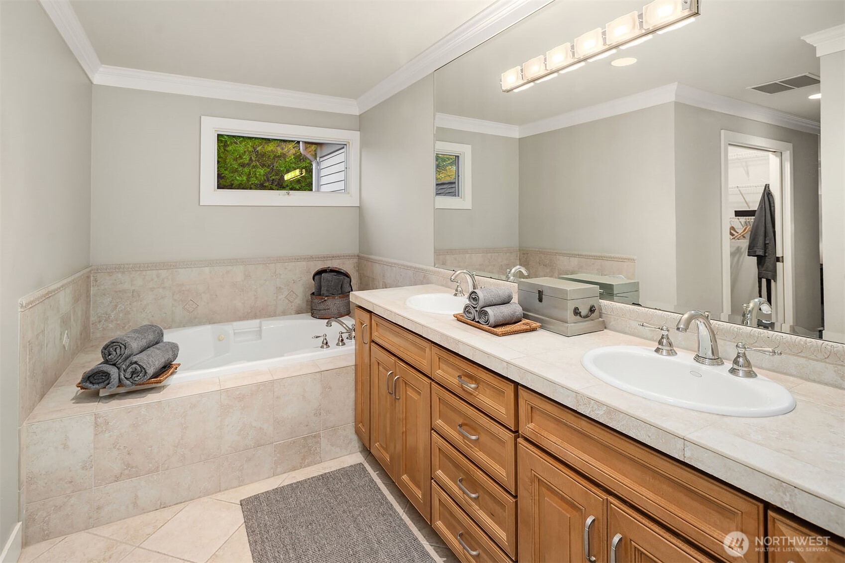 1728 Bellevue Way NE