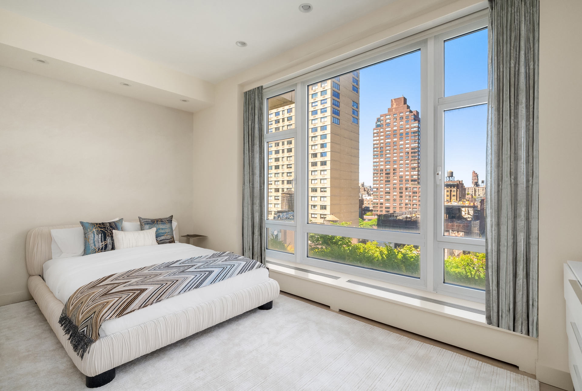 43 W 64TH Street PH10B