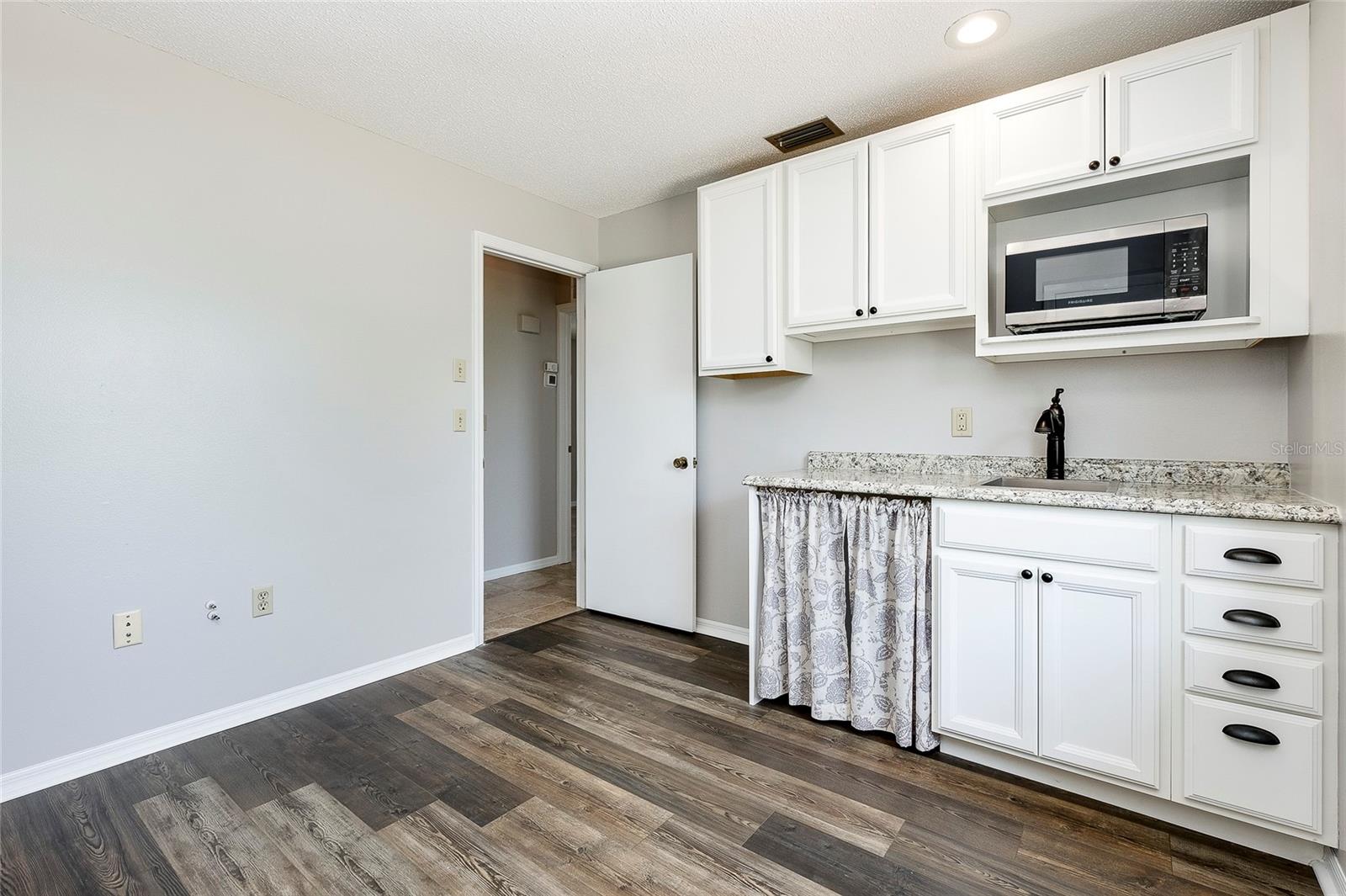 409 W SHADE DRIVE