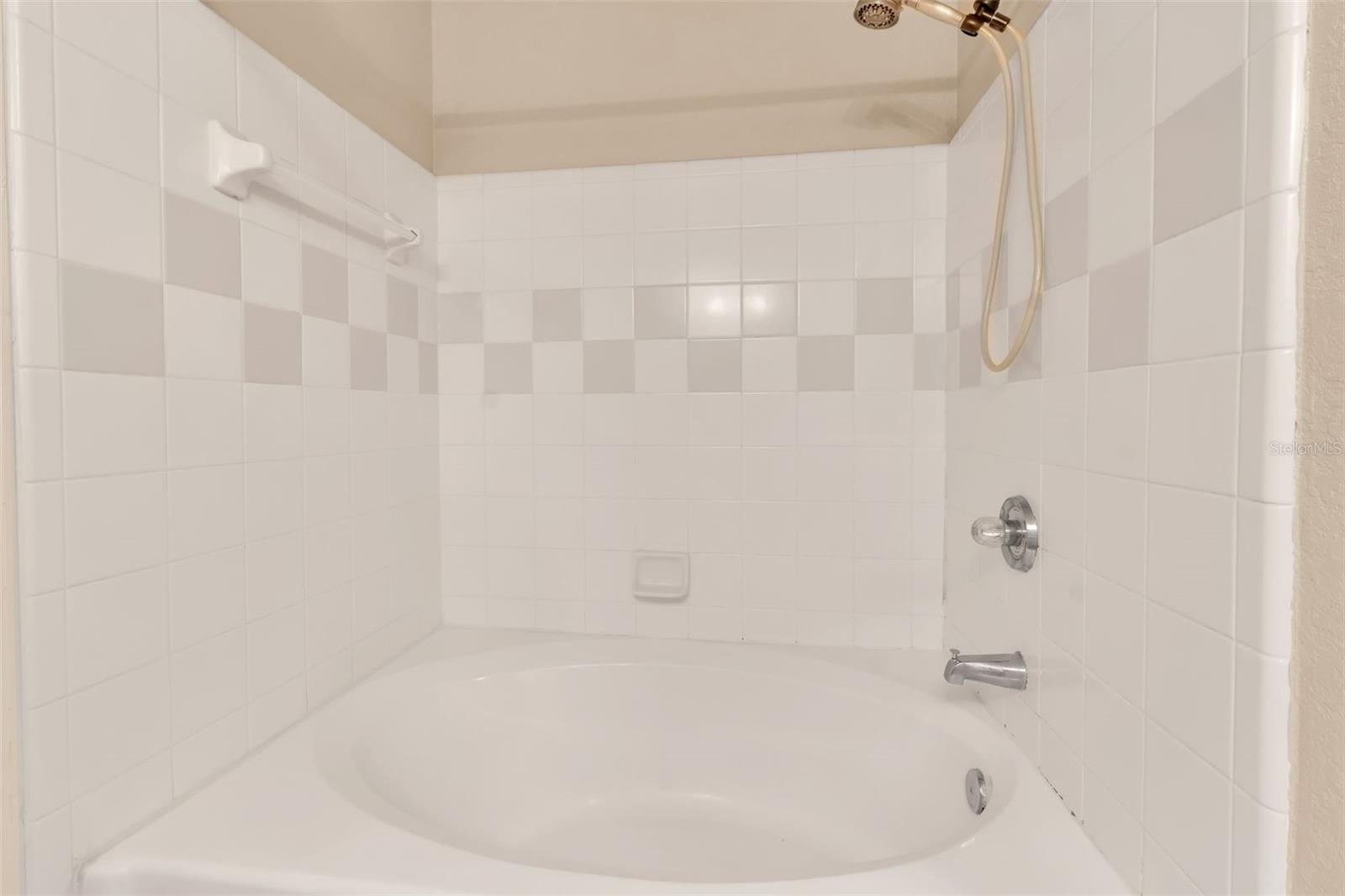 5541 ROSEHILL RD #202