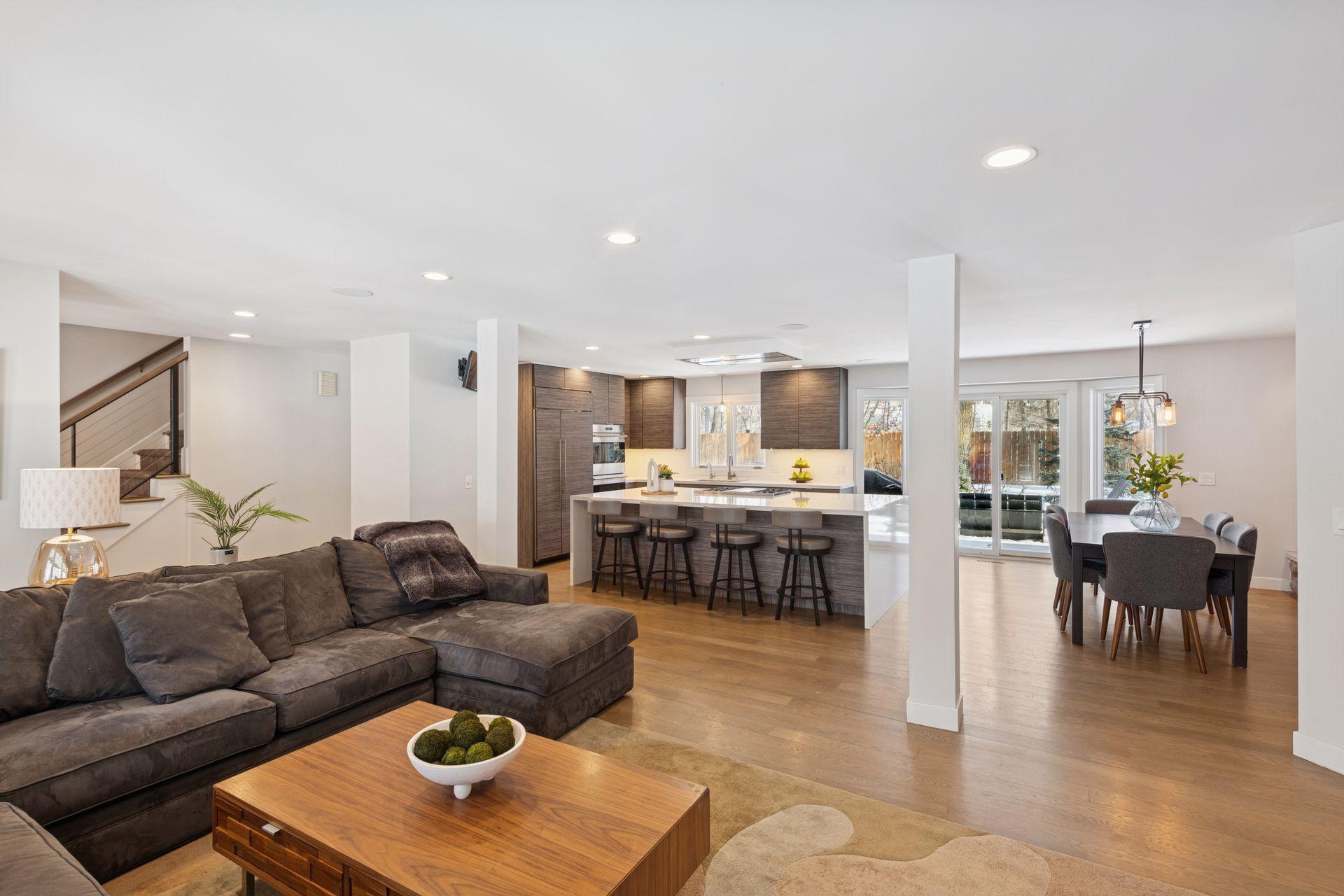 4360 Chimo East Street