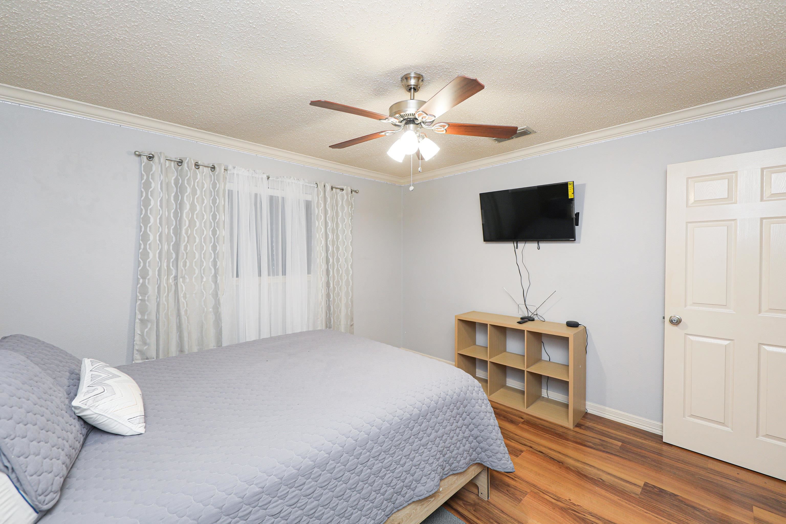 208 Espana Dr N