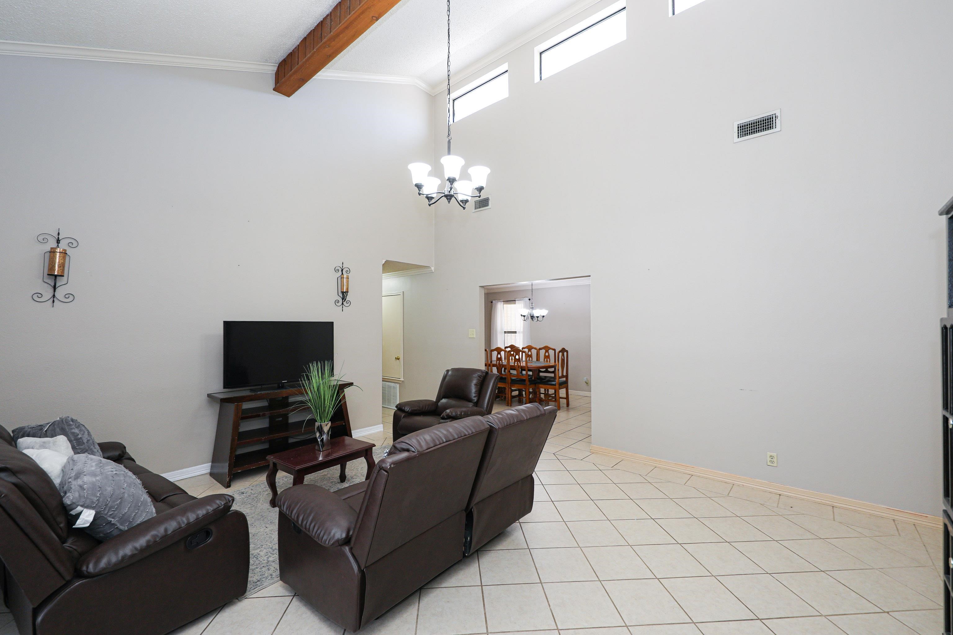 208 Espana Dr N