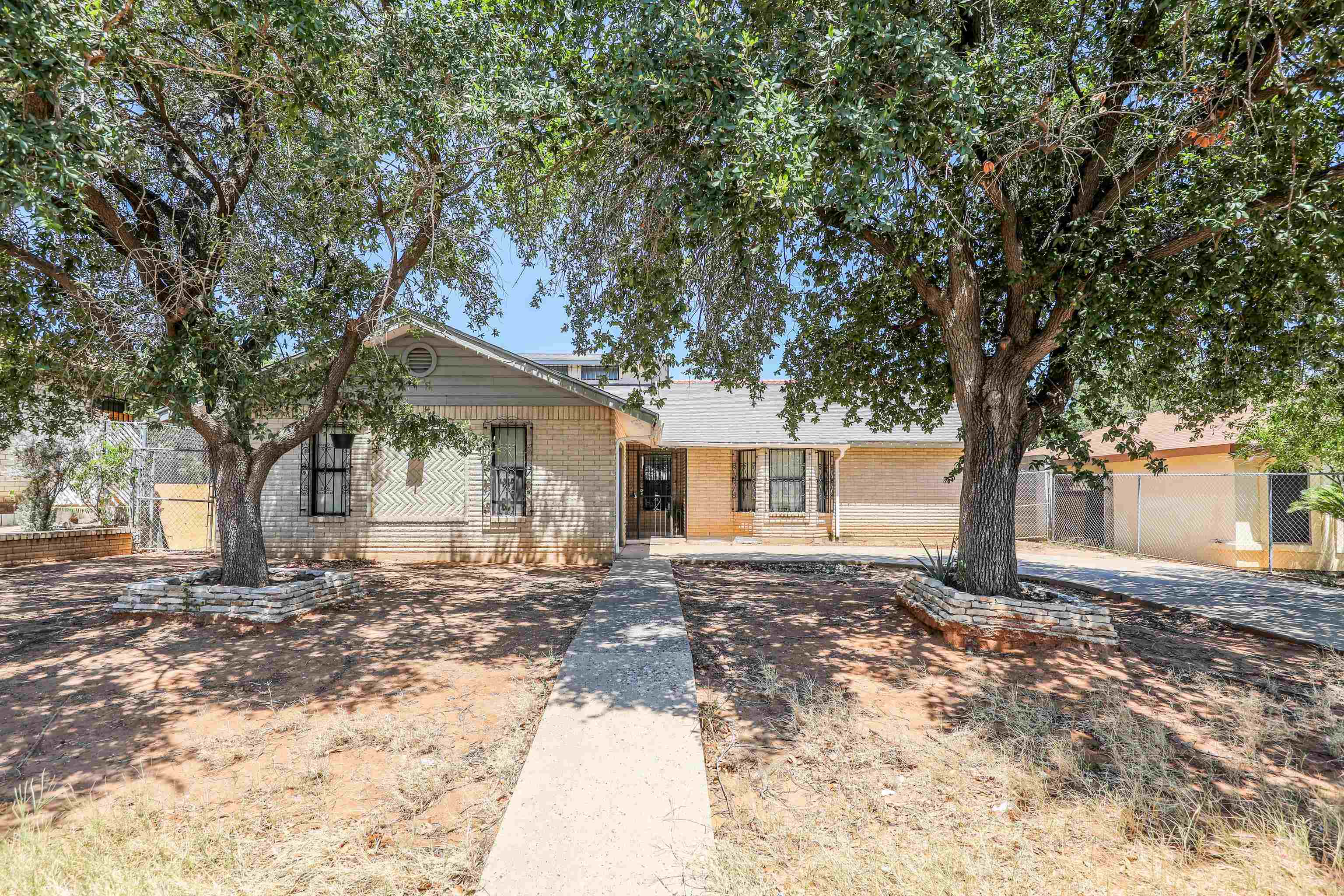 208 Espana Dr N