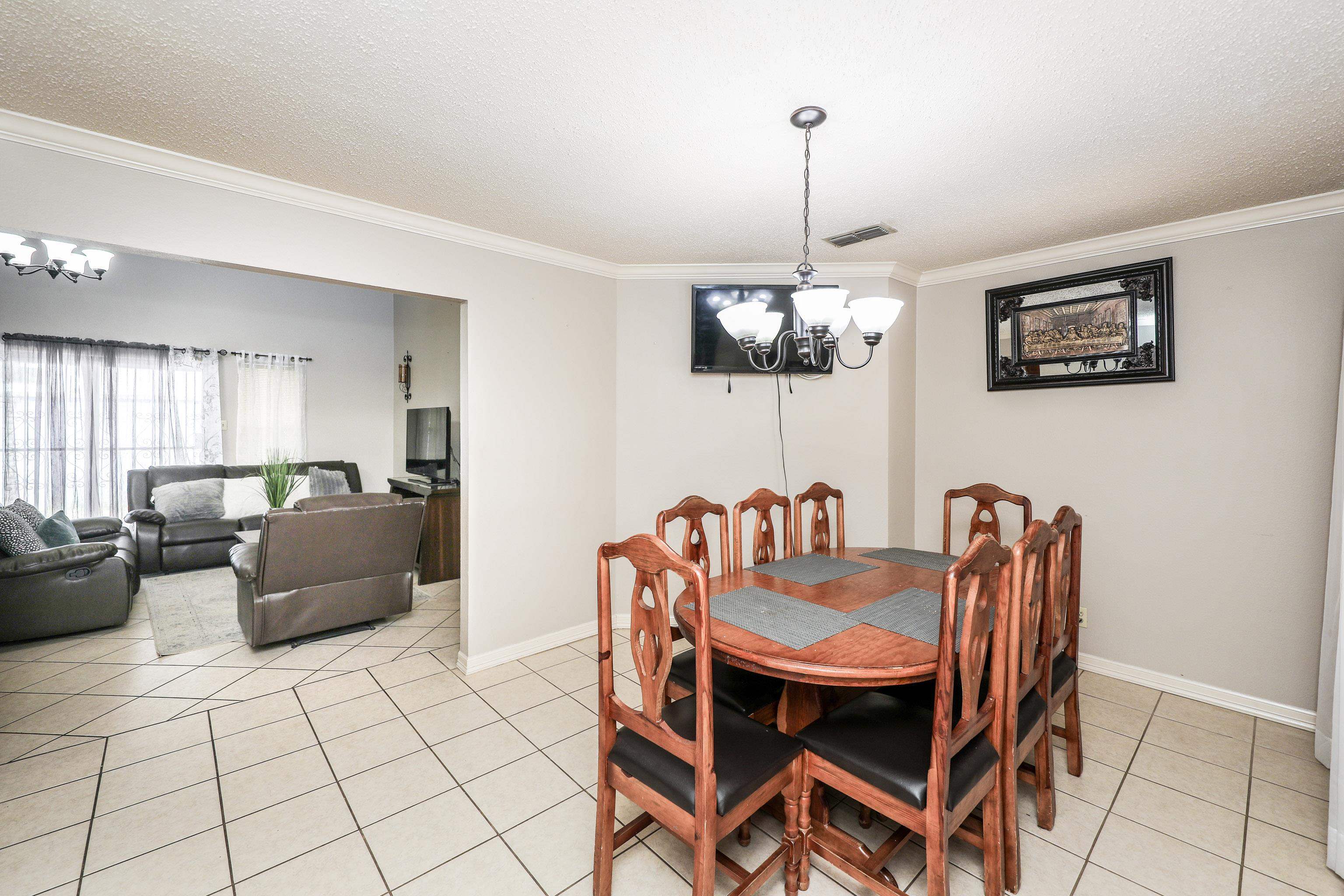 208 Espana Dr N