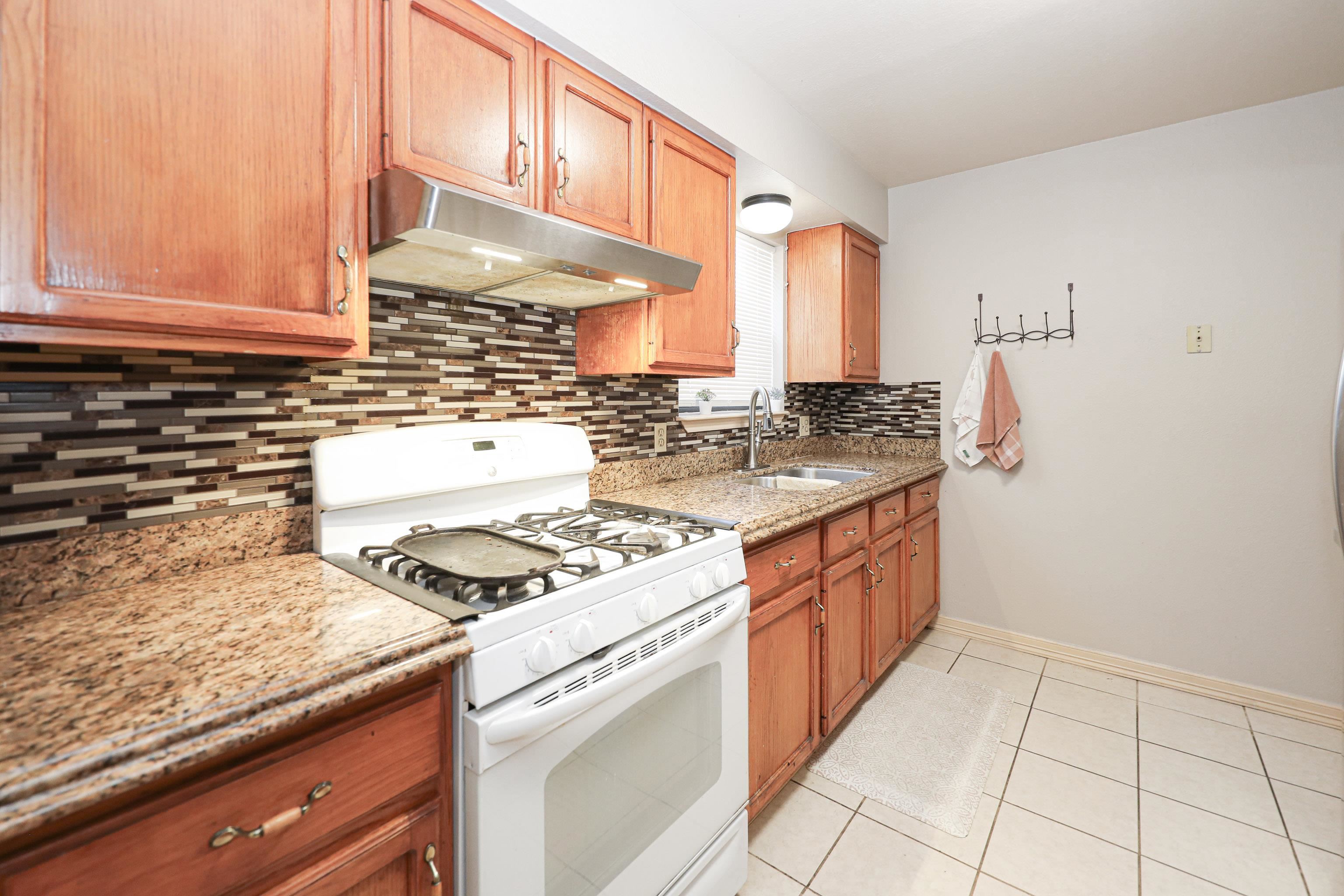 208 Espana Dr N