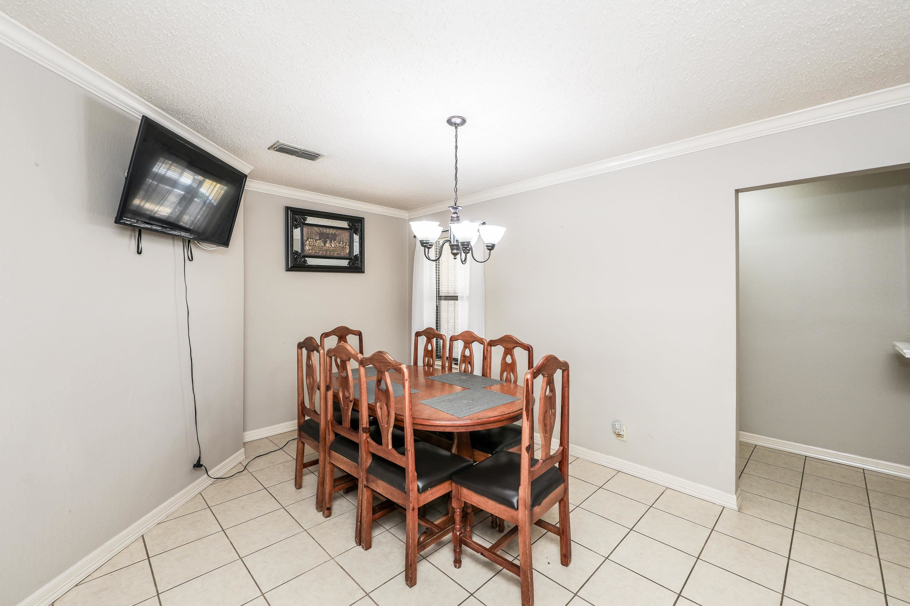 208 Espana Dr N