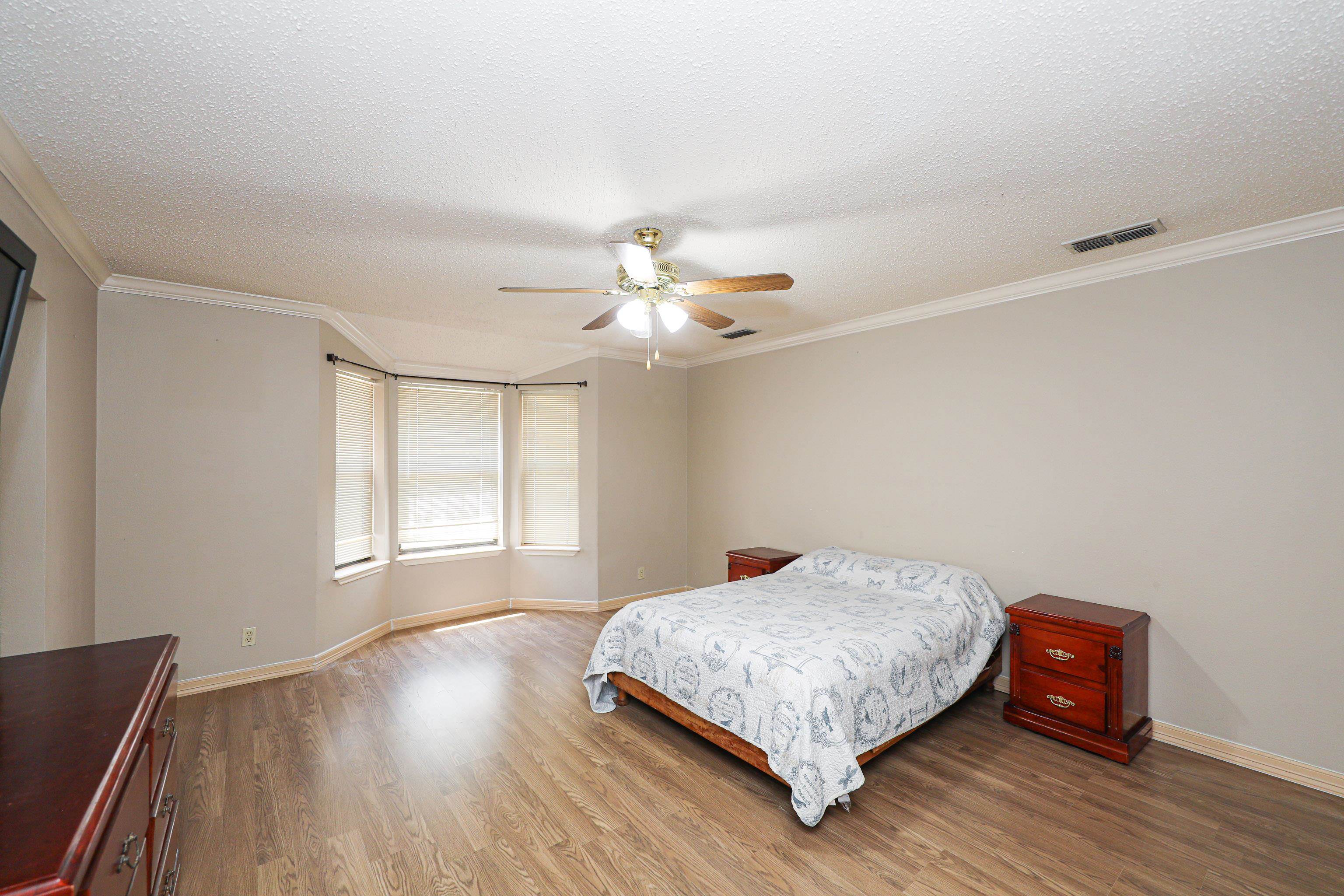 208 Espana Dr N