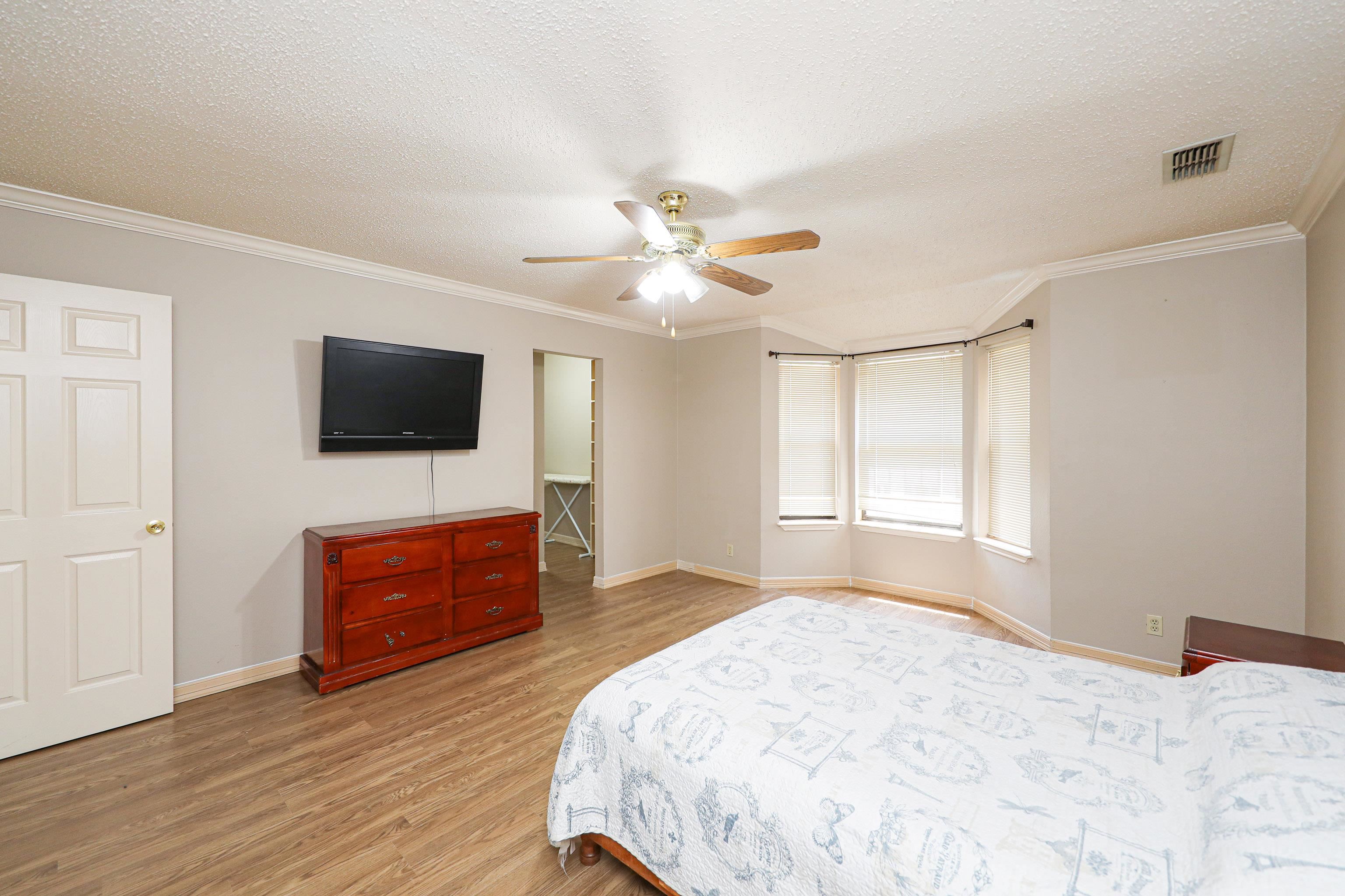 208 Espana Dr N