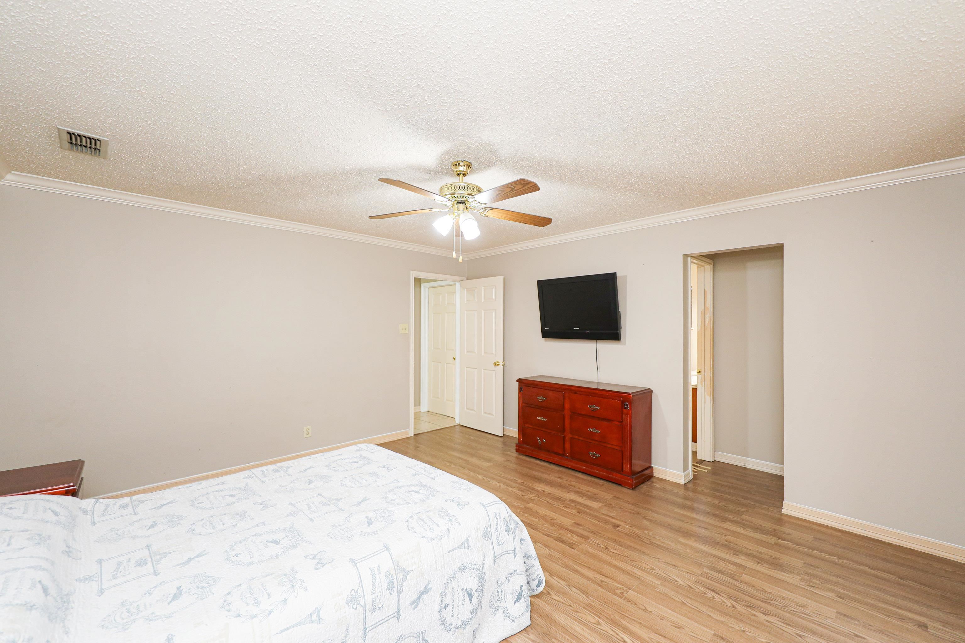 208 Espana Dr N