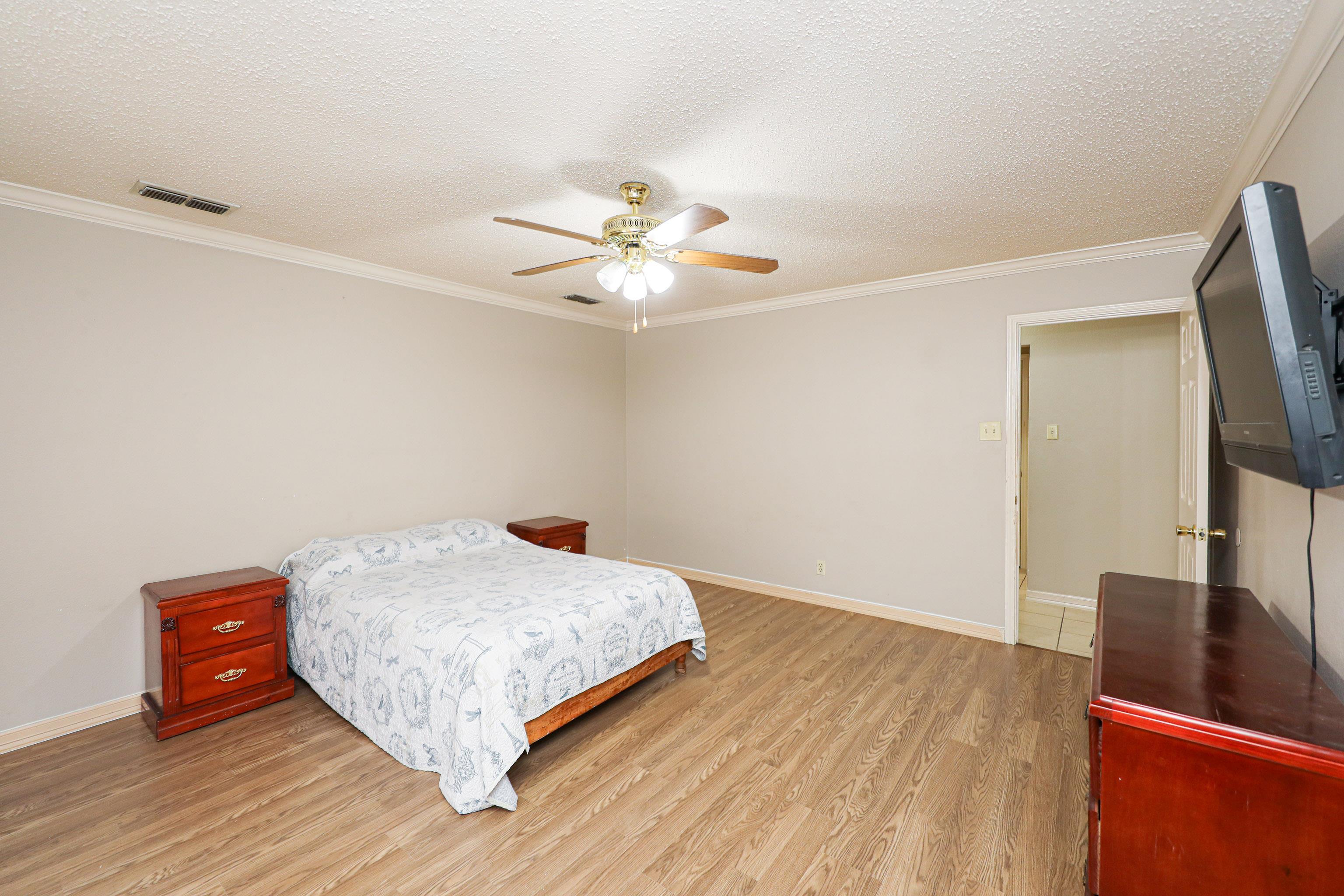 208 Espana Dr N