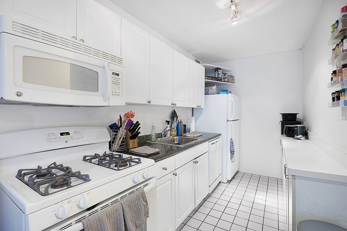 300 East 33rd Street Unit: 4N
