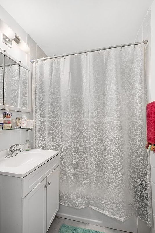 300 East 33rd Street Unit: 4N