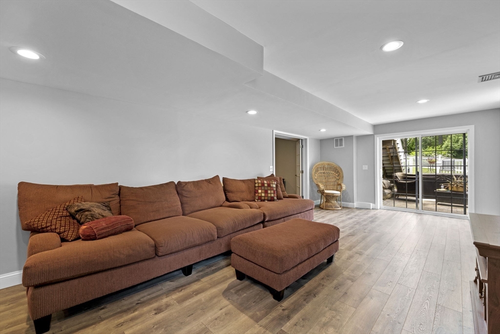 1 Locke Hill Ln