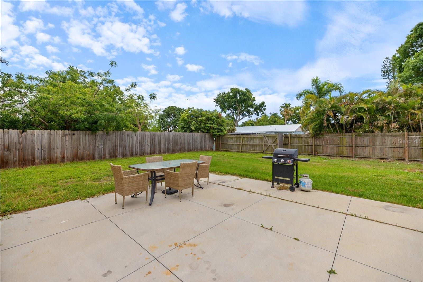 818 PLUM TREE LN