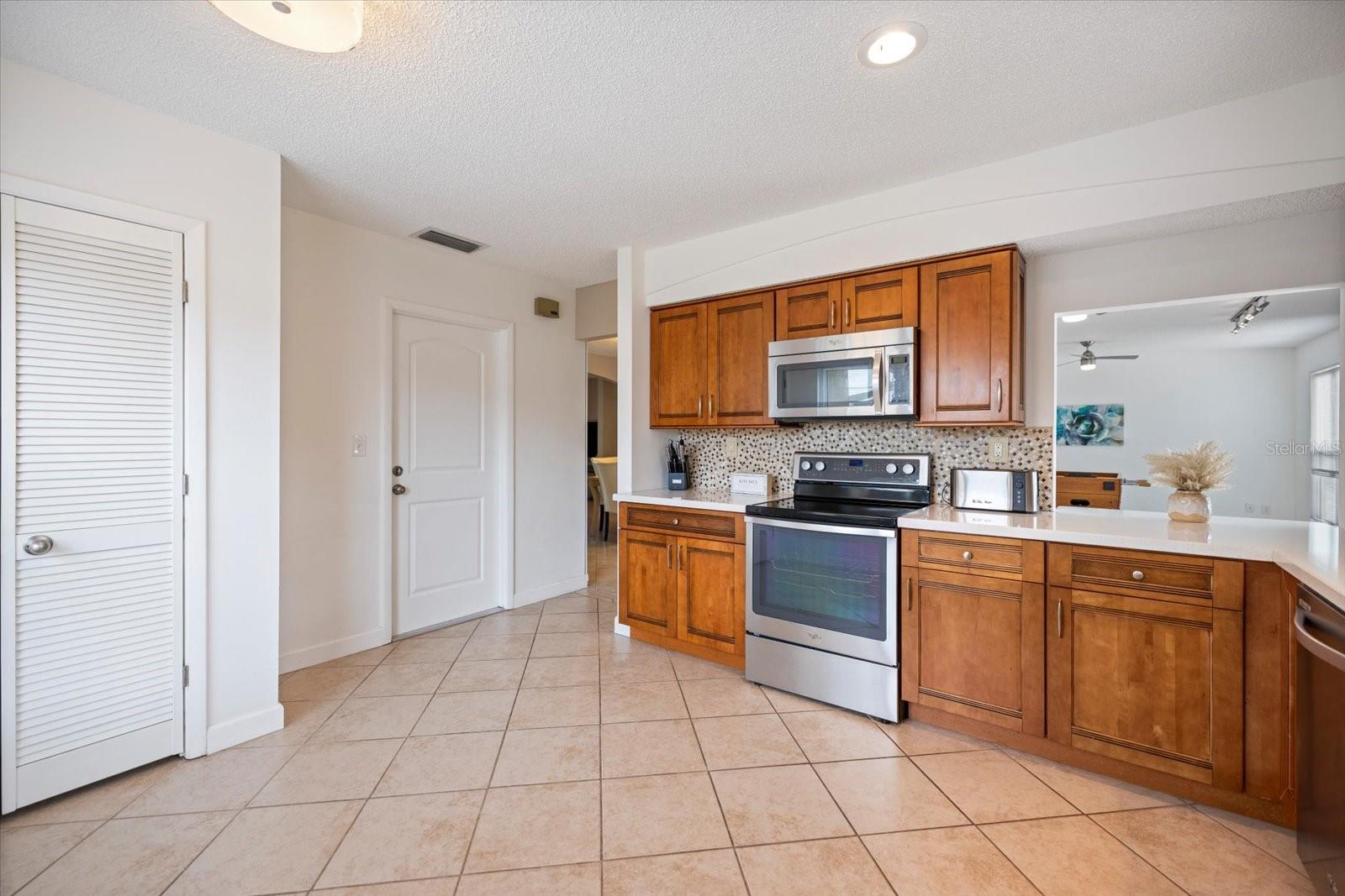 818 PLUM TREE LN