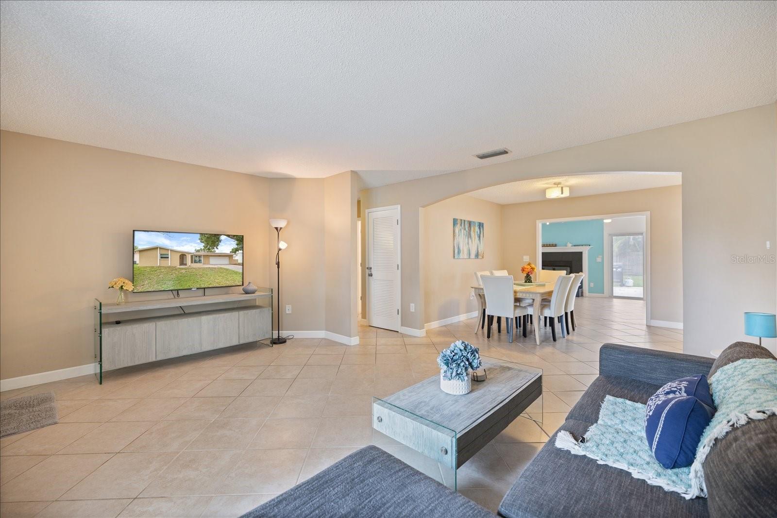 818 PLUM TREE LN