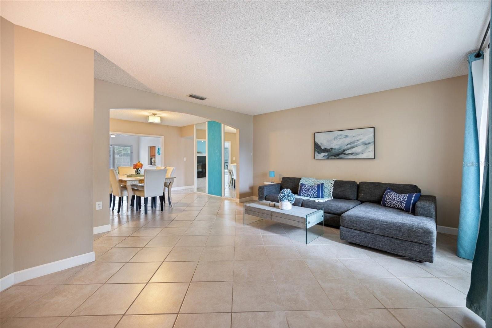 818 PLUM TREE LN